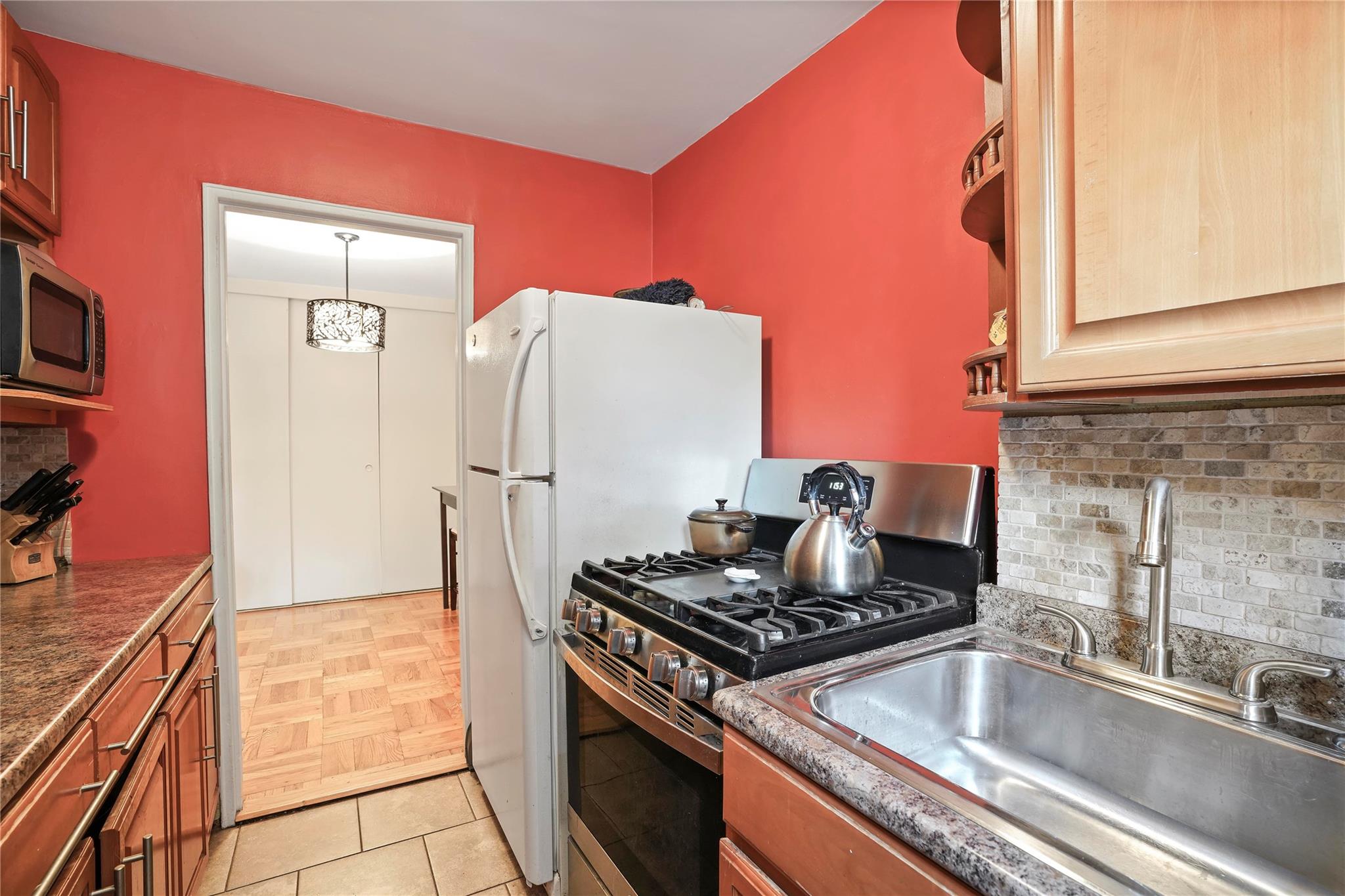 #16 photo, 52-15 65 Place, كوينز Maspeth , NY 11378