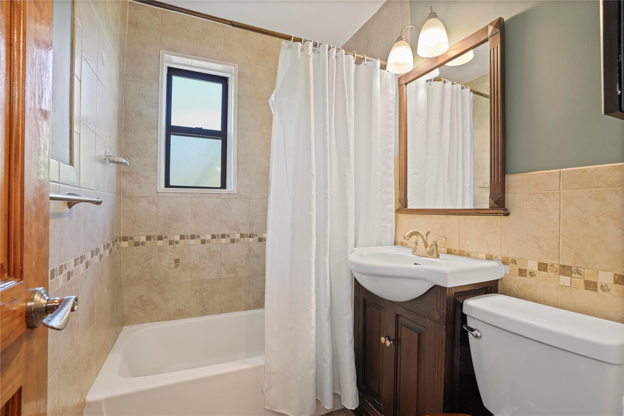 #18 photo, 52-15 65 Place, كوينز Maspeth , NY 11378