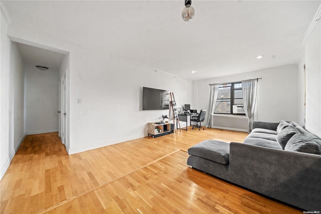 #6 photo, 22-27 76 Street, クイーンズ区 East Elmhurst , NY 11370