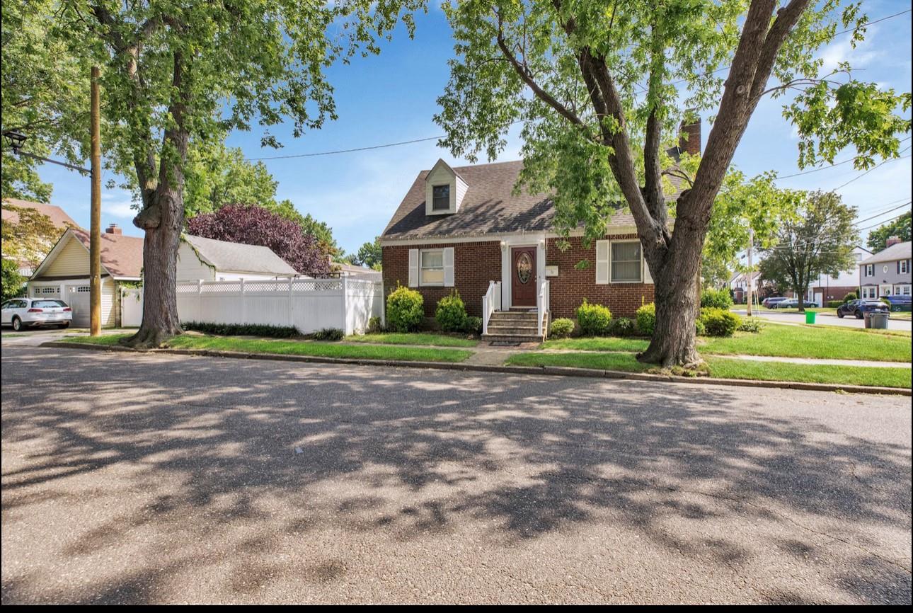 #2 photo, 556 N 12 Street, New Hyde Park , NY 11040