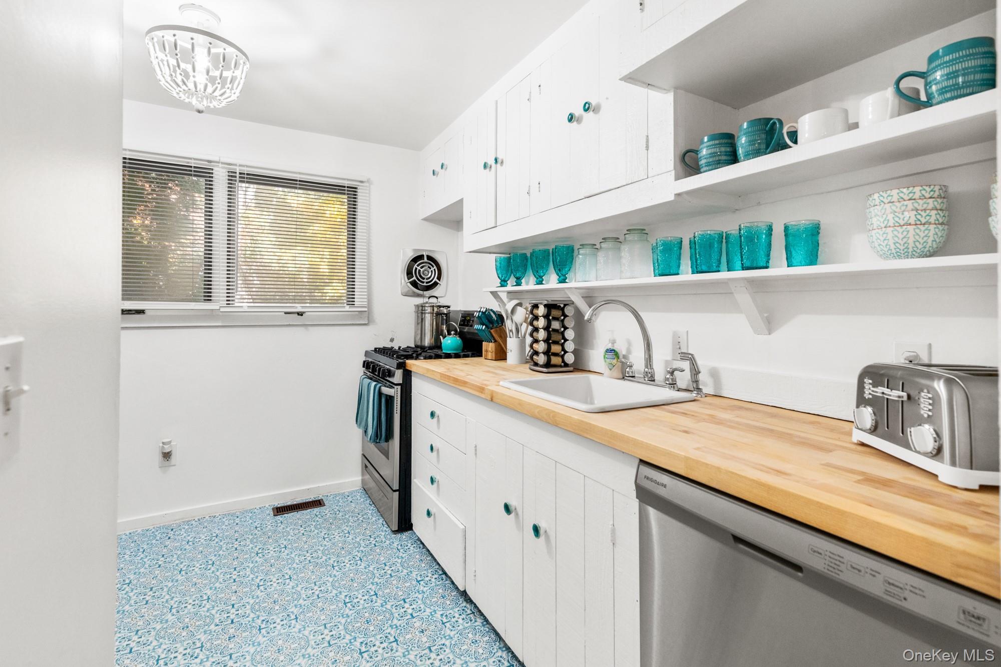 #6 photo, 20 Norfolk Drive, サフォーク郡 Springs , NY 11937