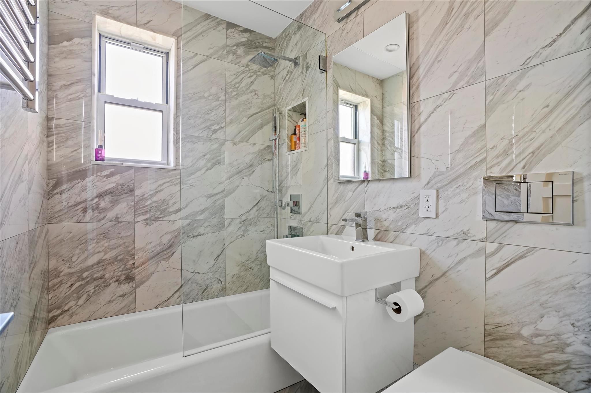 #13 photo, 5221 65th Place, كوينز Maspeth , NY 11378