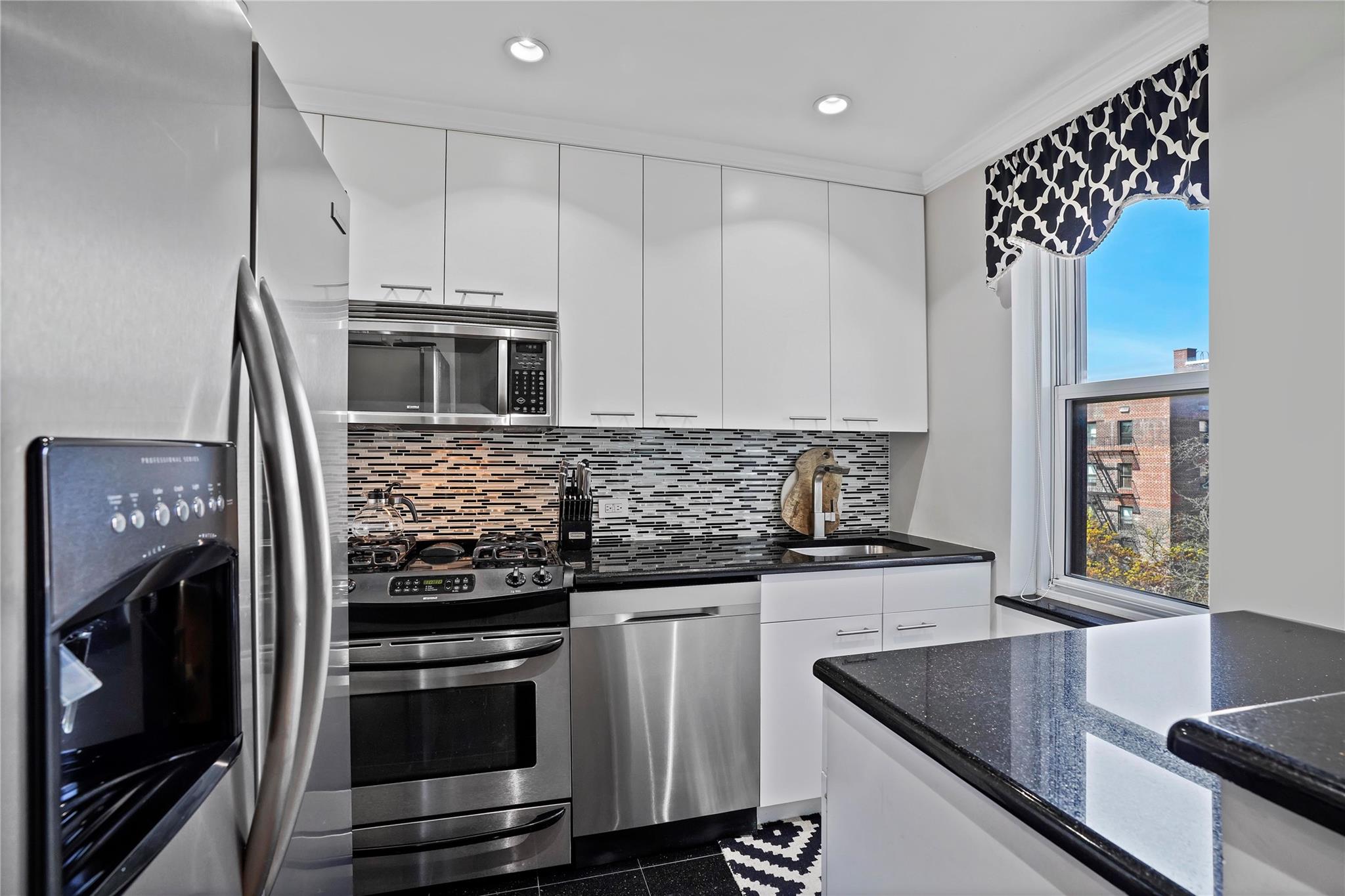 #5 photo, 5221 65th Place, كوينز Maspeth , NY 11378