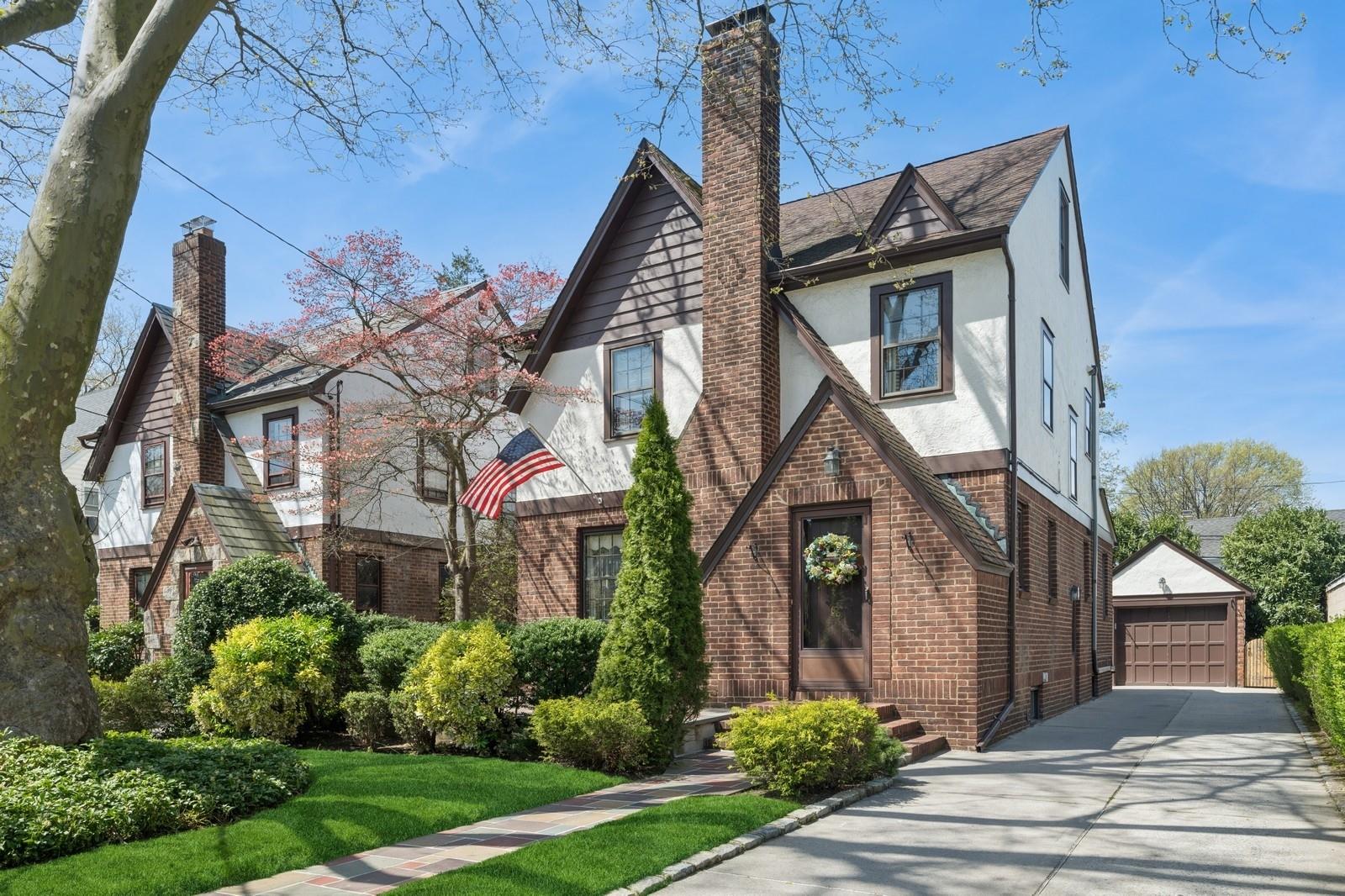 #1 photo, 86 Roosevelt Street, Garden City , NY 11530