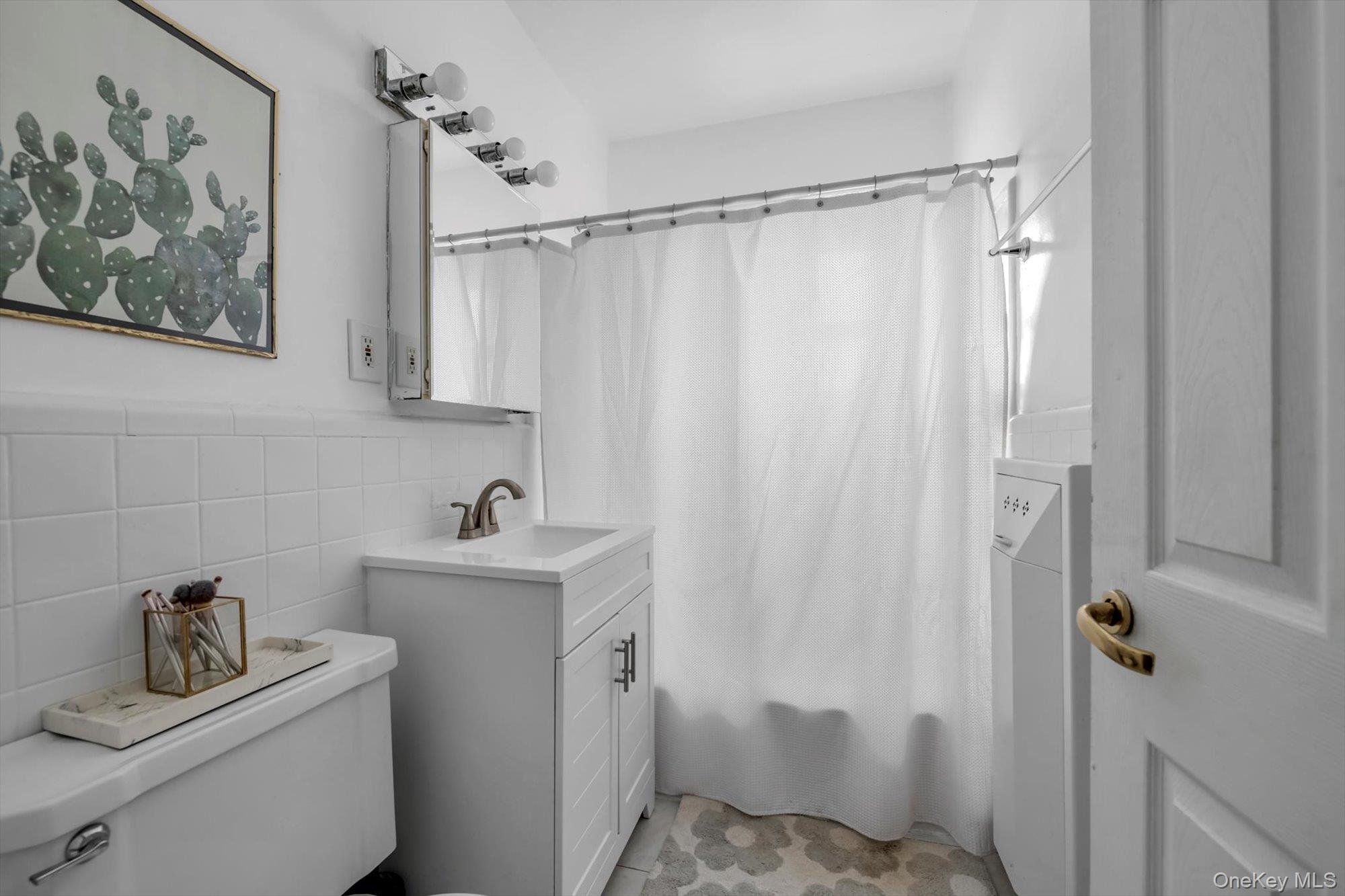 #11 photo, 1 Town House Place, Great Neck , NY 11021