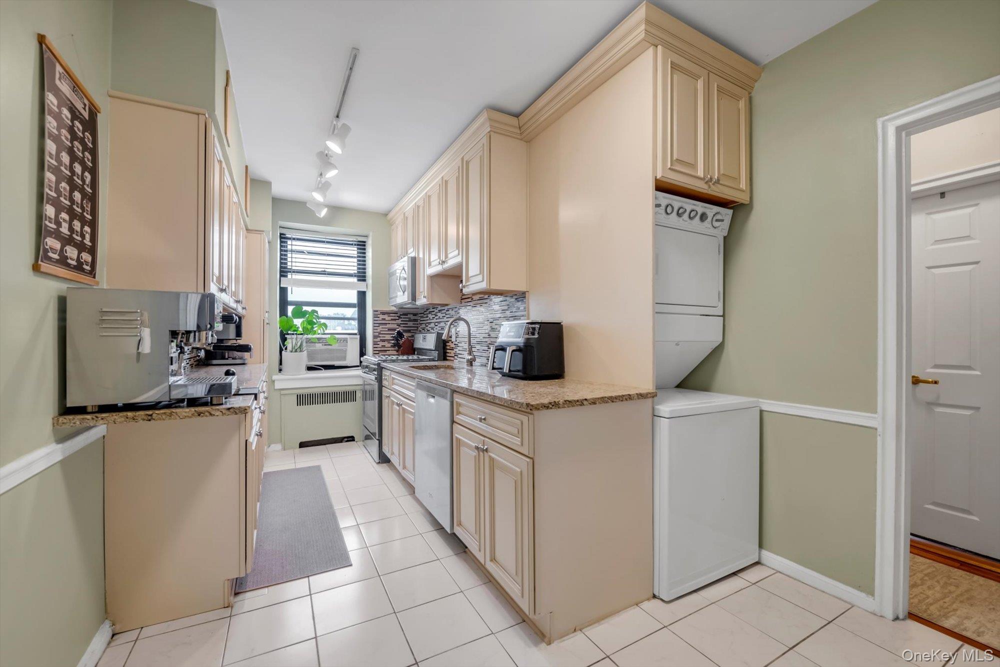 #6 photo, 1 Town House Place, Great Neck , NY 11021