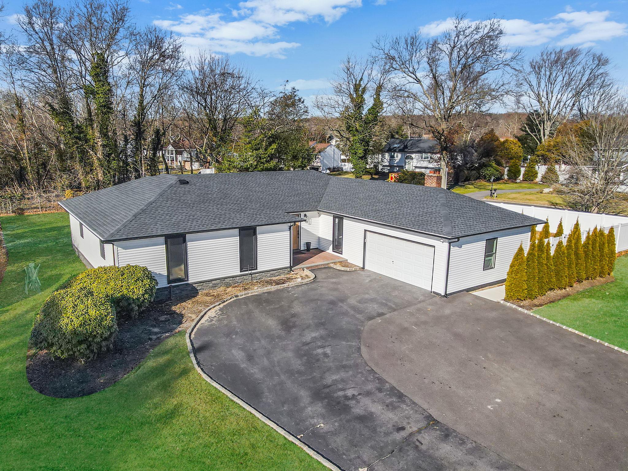 #1 photo, 16 Crawford Drive, サフォーク郡 Dix Hills , NY 11746