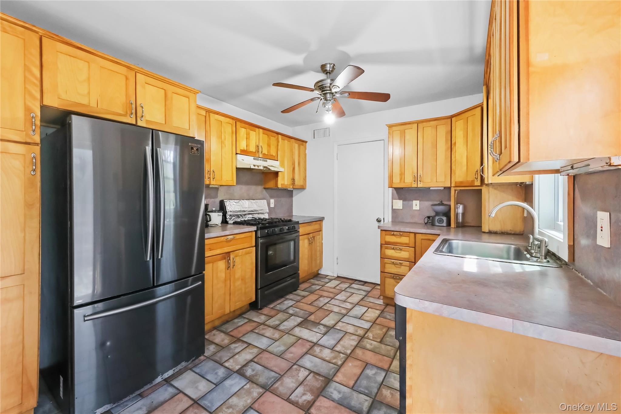 #10 photo, 60 School Street, سوفولك Hampton Bays , NY 11946