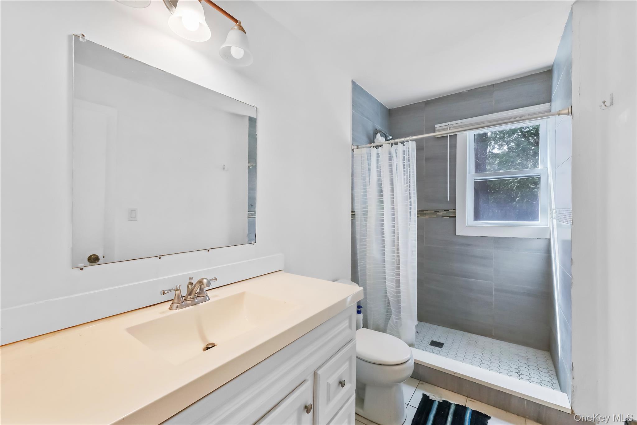 #13 photo, 60 School Street, سوفولك Hampton Bays , NY 11946