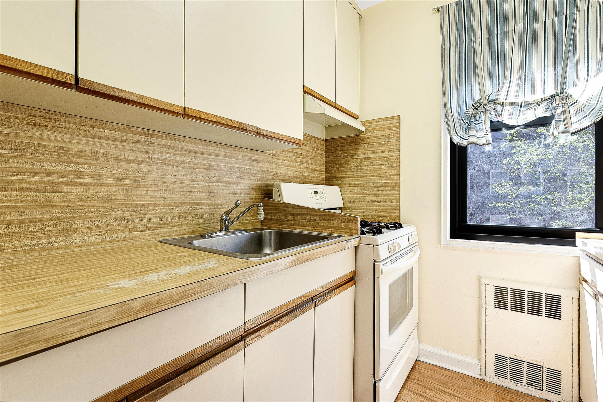 #18 photo, 69-60 108th Street, Forest Hills , NY 11375