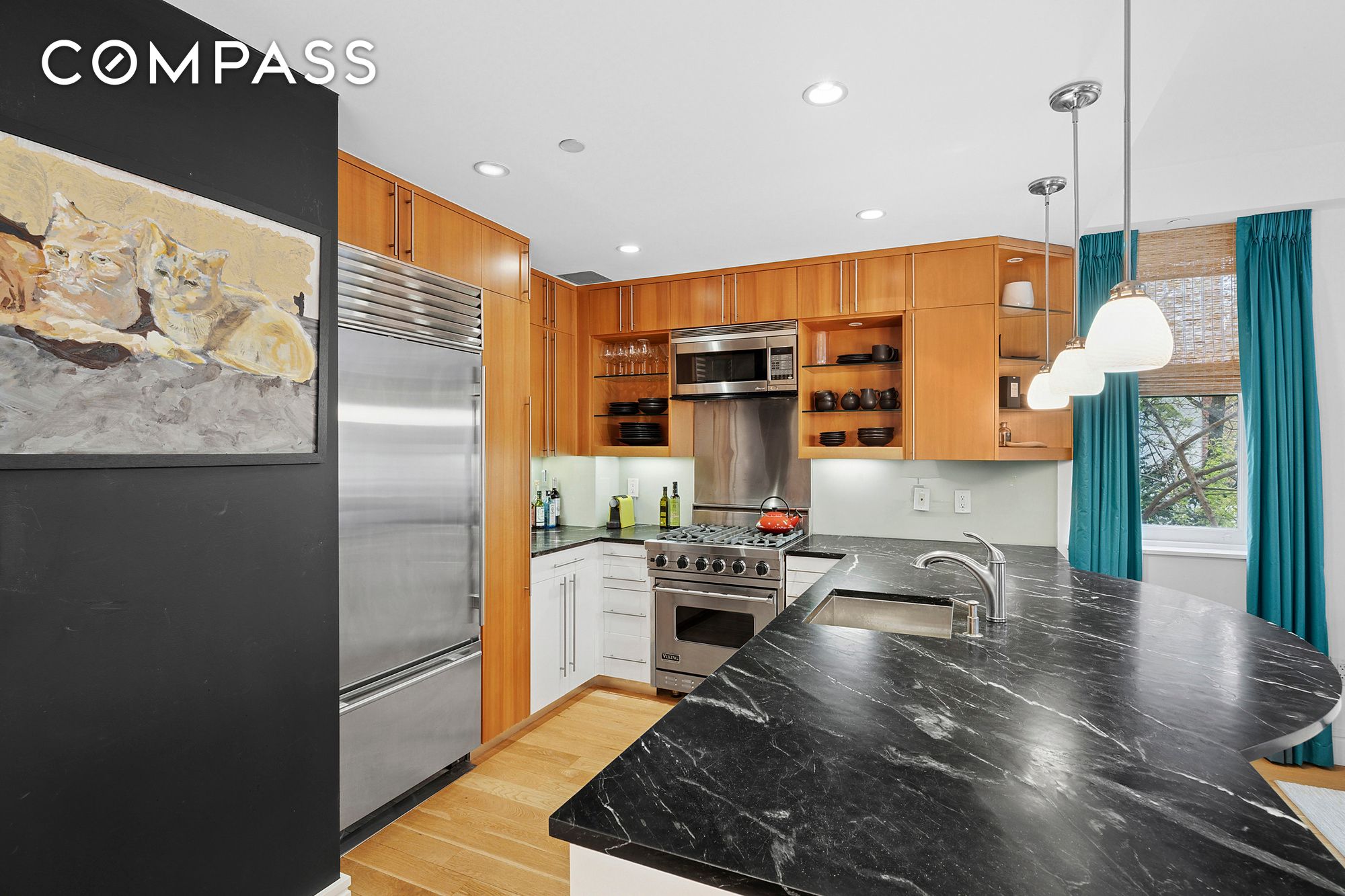 #3 photo, 331 E 8th Street, マンハッタン East Village , NY 10009