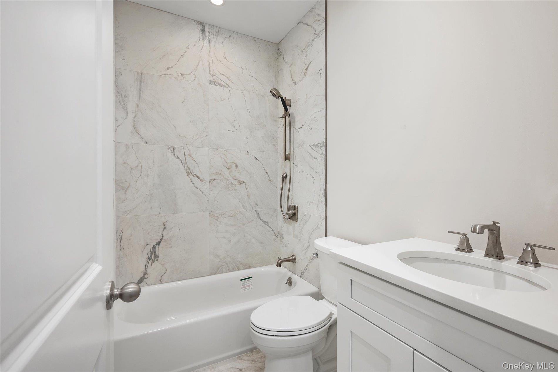 #18 photo, 2 Gail-Grace Court, サフォーク郡 Copiague , NY 11726