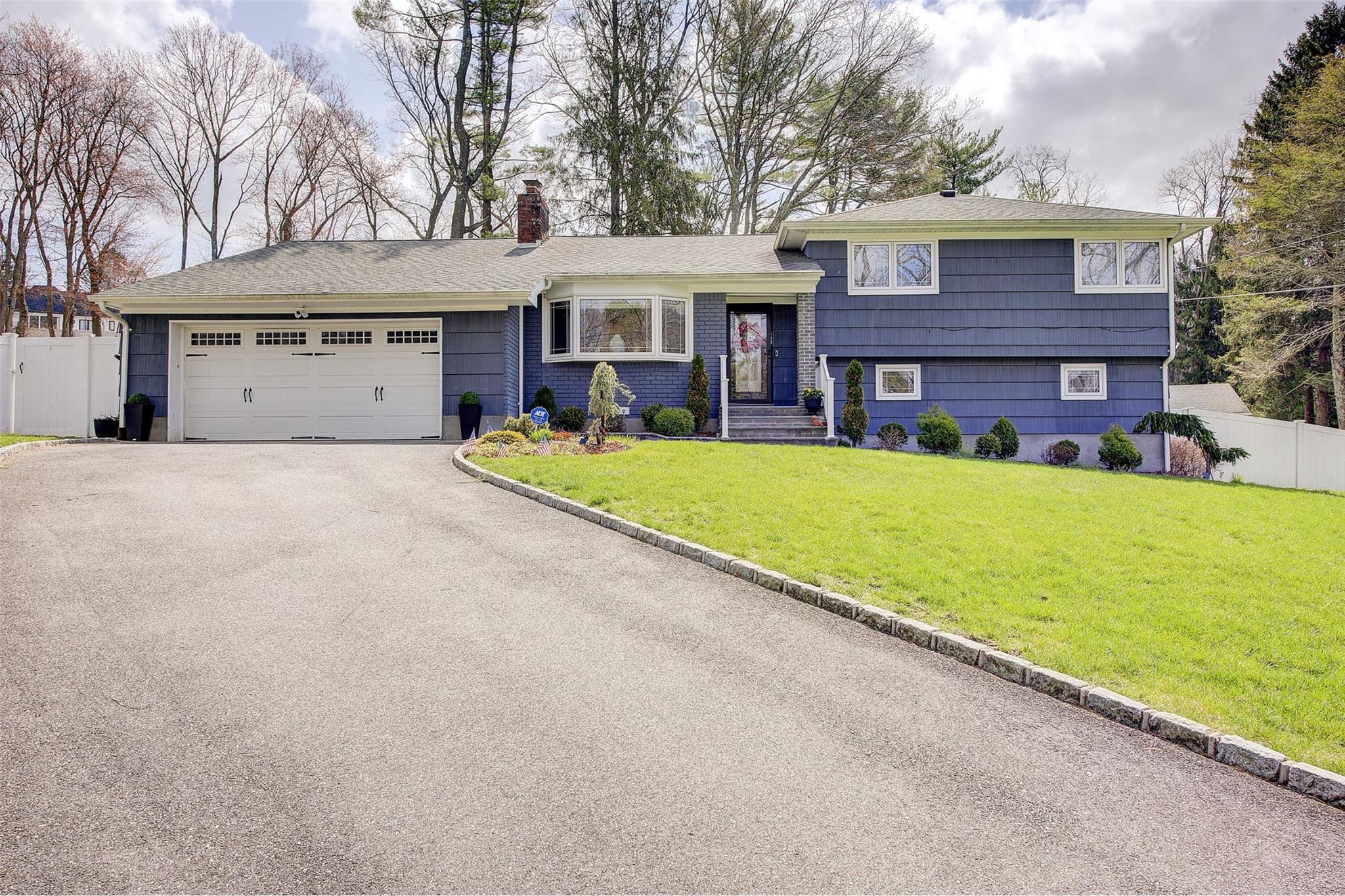 #1 photo, 460 Wolf Hill Road, سوفولك Dix Hills , NY 11746