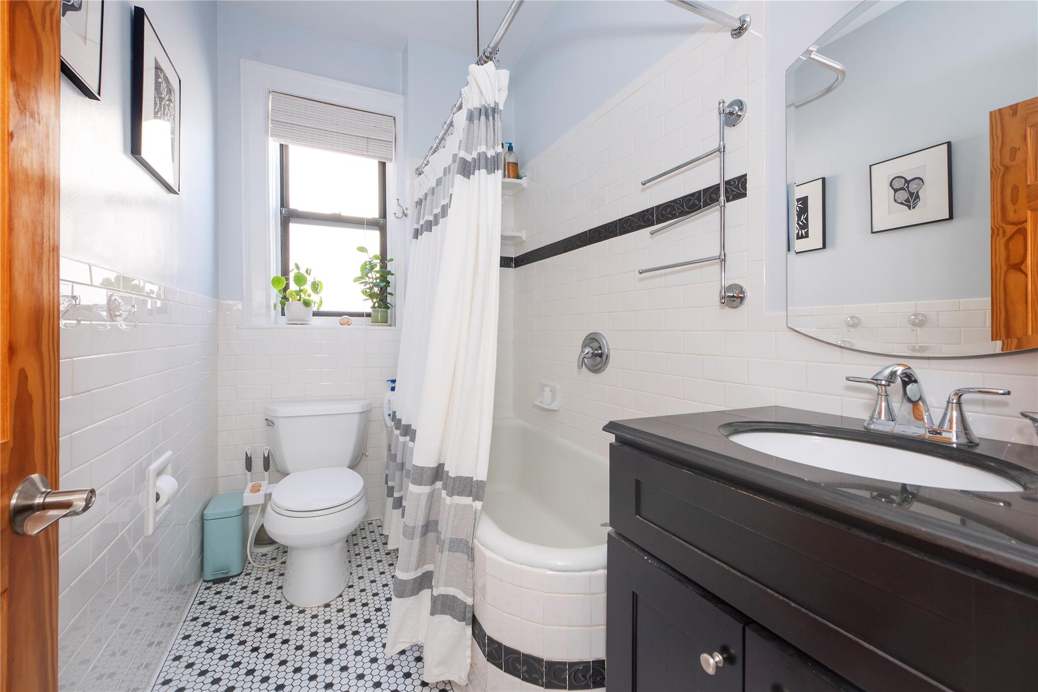 #7 photo, 35-35 82 Street, كوينز Jackson Heights , NY 11372