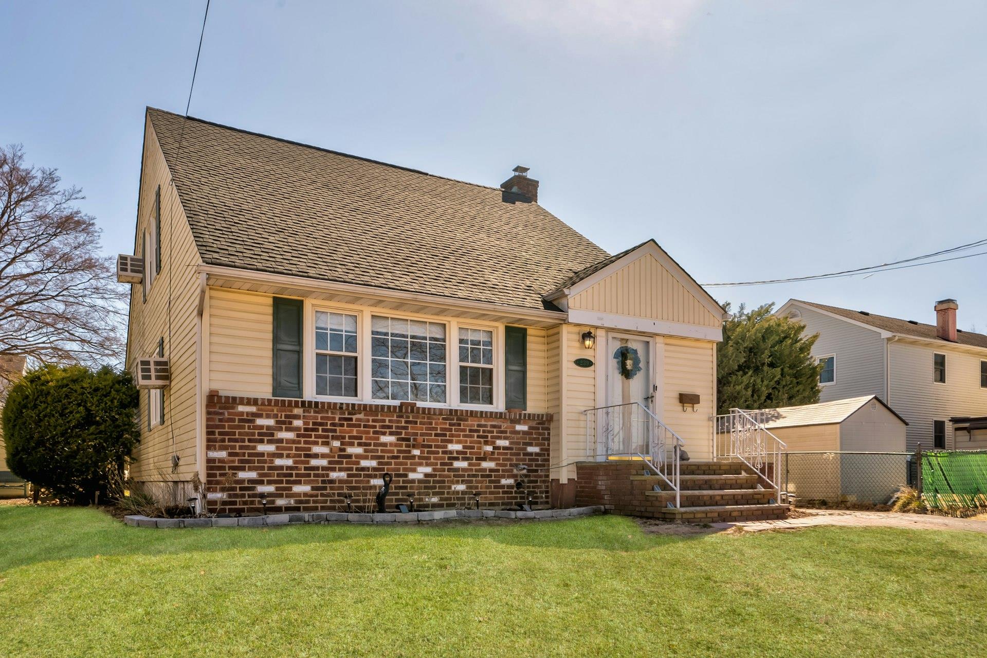 #1 photo, 239 Locust Street, Floral Park , NY 11001