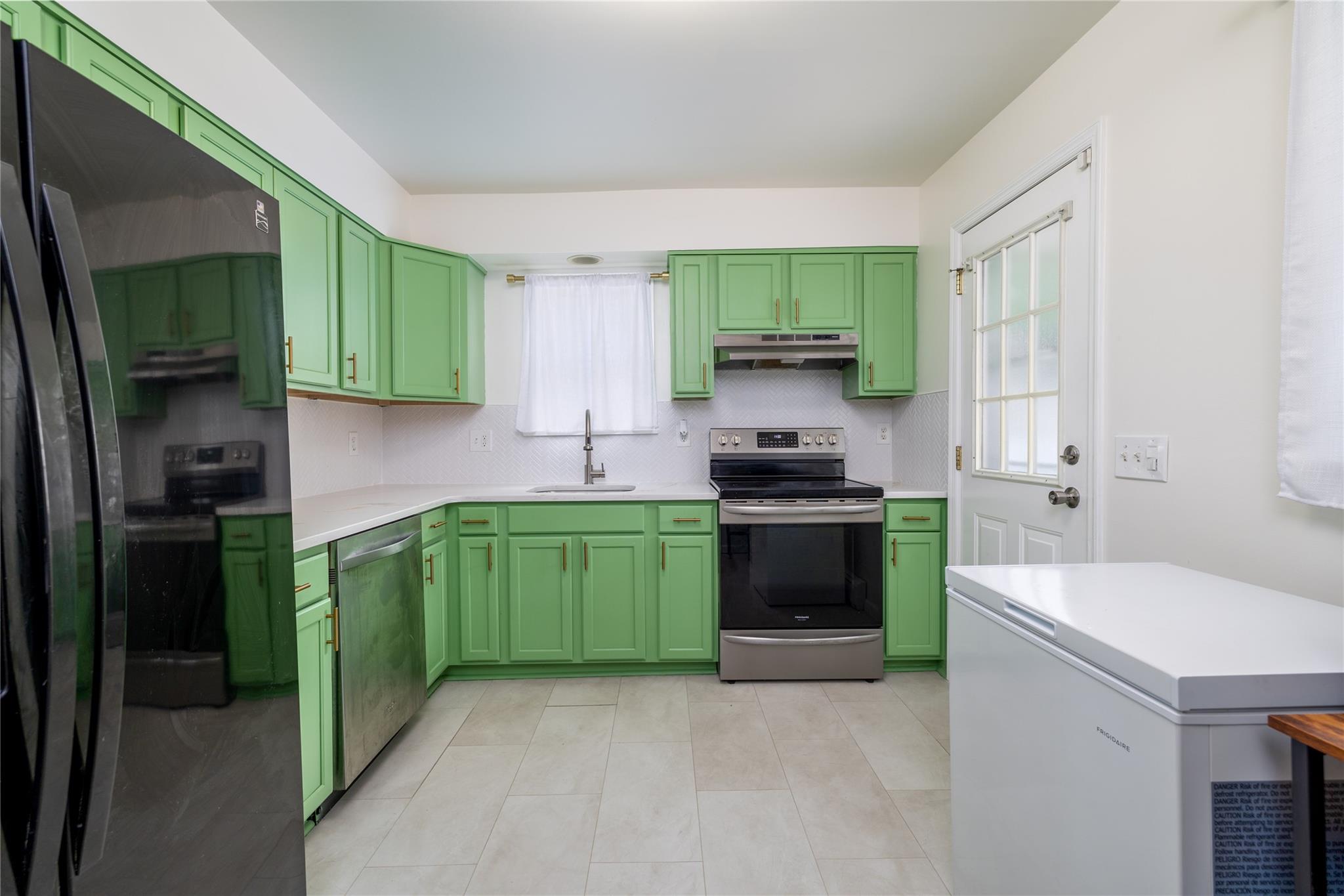 #5 photo, 39 E Hollywood Avenue, Lindenhurst , NY 11757