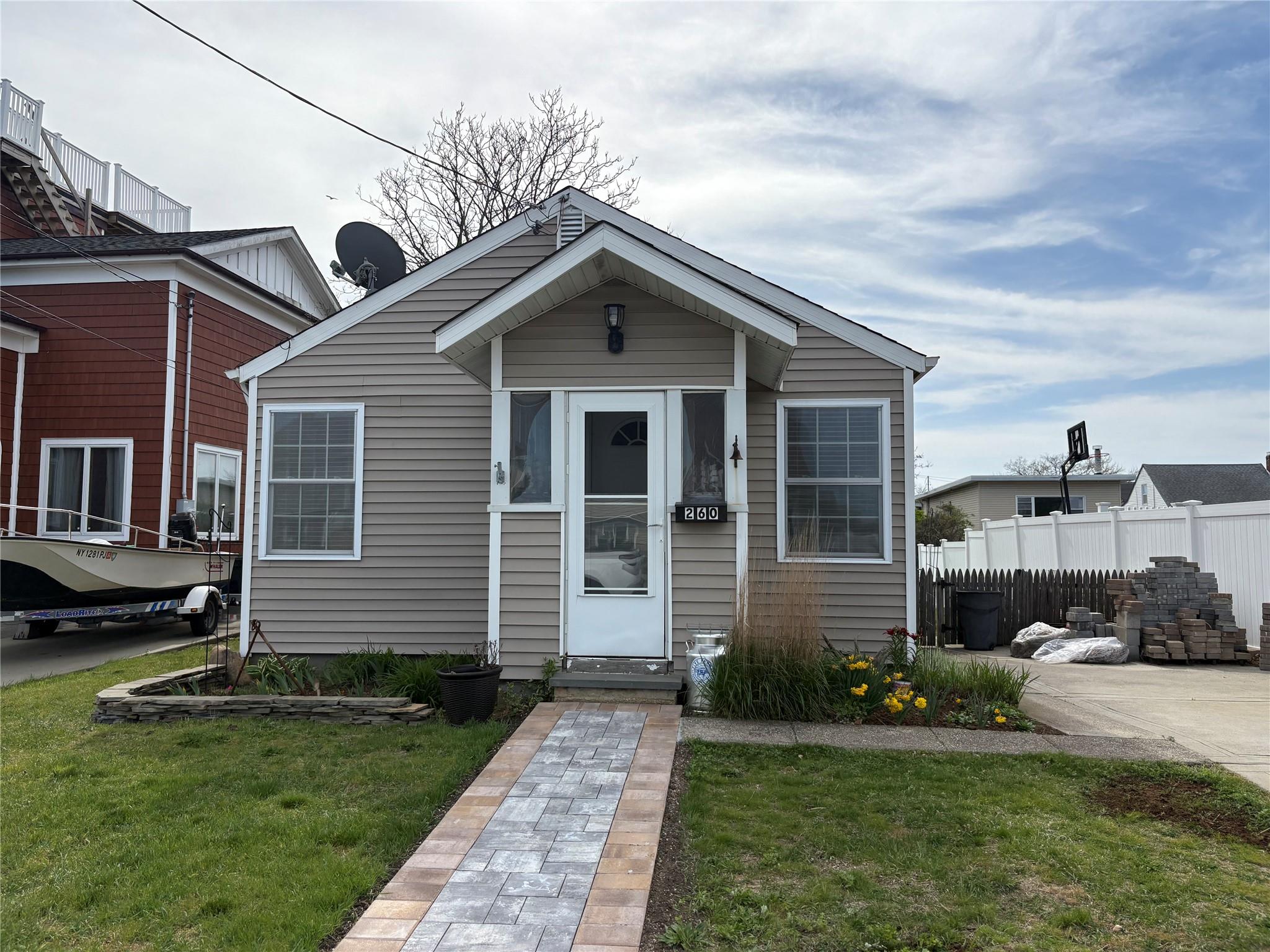 #1 photo, 260 East Drive, Copiague , NY 11726