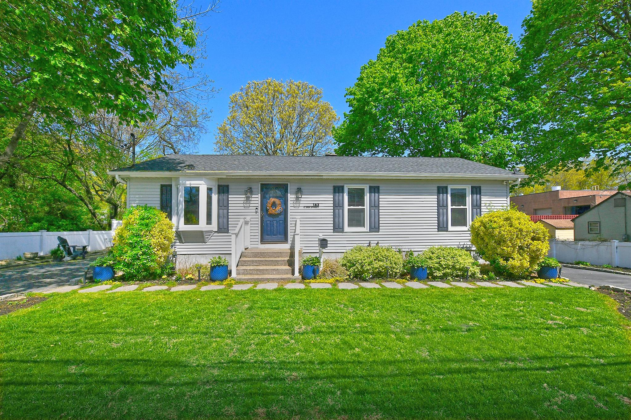 #1 photo, 163 E 3rd Street, サフォーク郡 Huntington Station , NY 11746