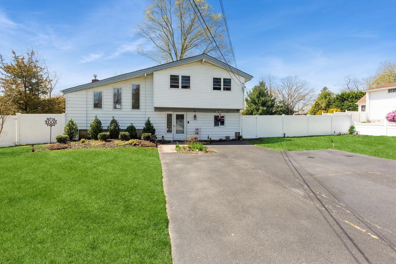 #1 photo, 8 Woody Lane, Oakdale , NY 11769