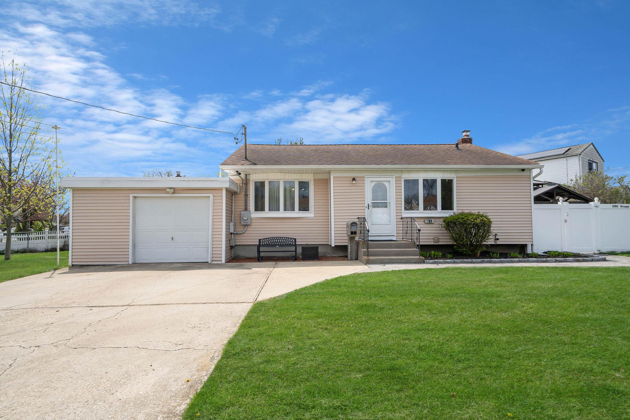 #1 photo, 190 Front Avenue, সাফোক কাউন্টি Brentwood , NY 11717