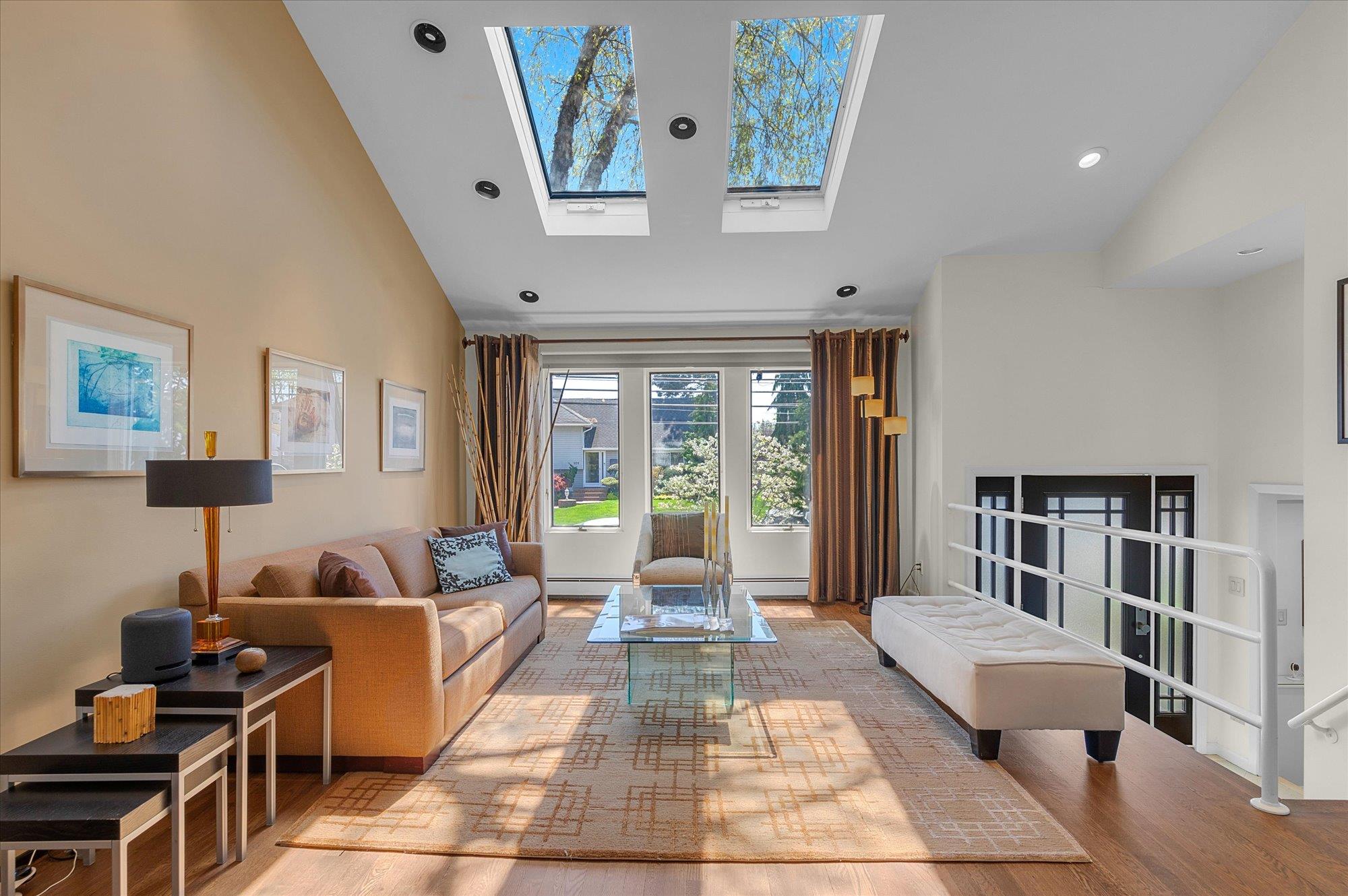 #1 photo, 104 W Henrietta Avenue, Oceanside , NY 11572