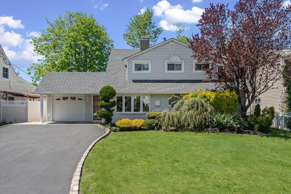 #1 photo, 34 Blackbird Lane, Levittown , NY 11756