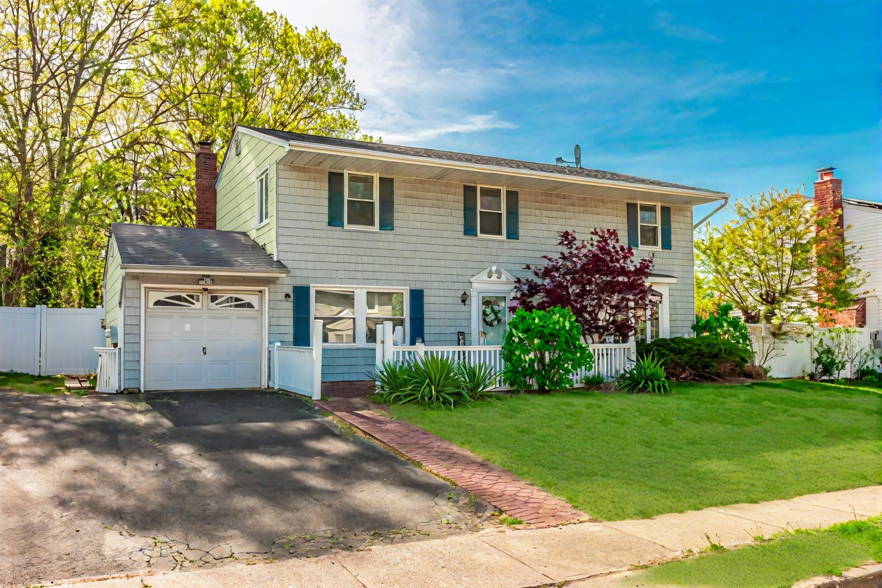 #1 photo, 376 Singingwood Drive, Holbrook , NY 11741