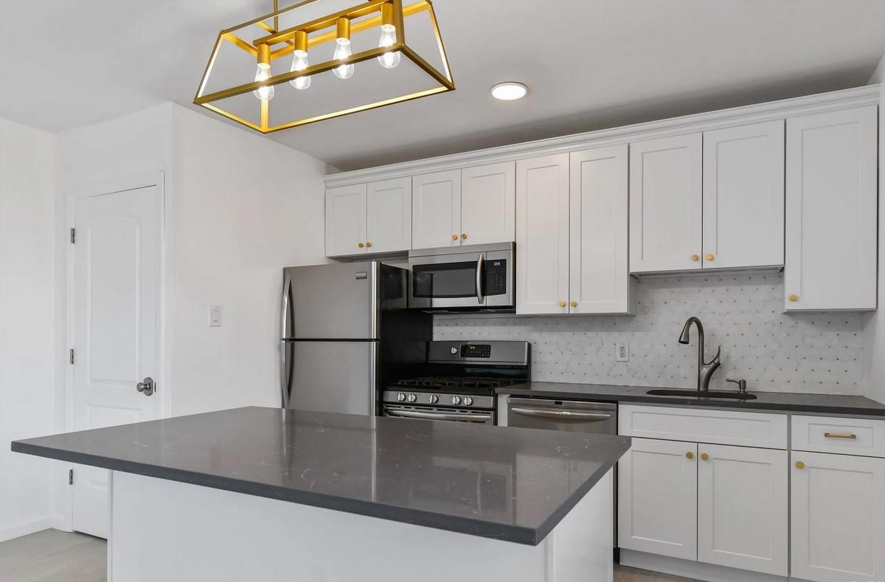 #1 photo, 72-52 Metropolitan Avenue, كوينز Middle Village , NY 11379