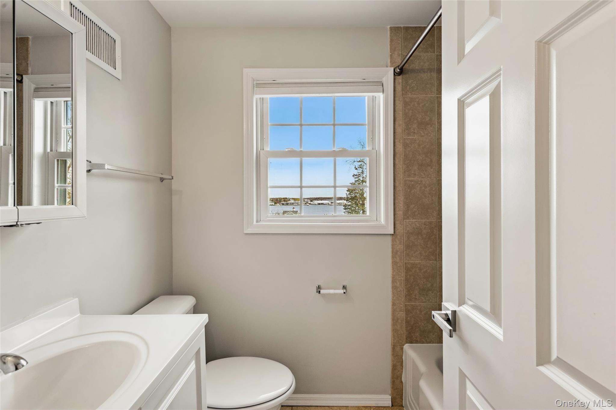 #15 photo, 373 Great River Road, サフォーク郡 Great River , NY 11739