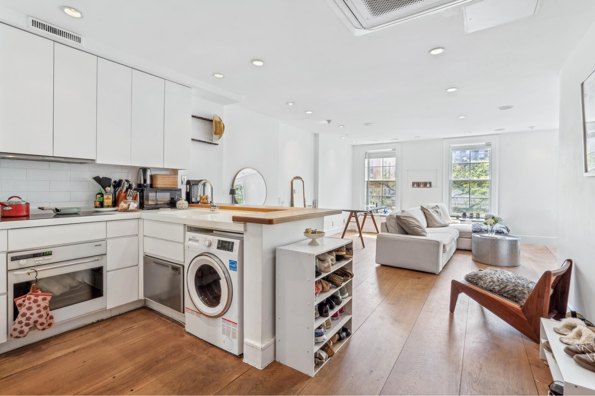 #1 photo, 221 W 13TH Street, West Village , NY 10011