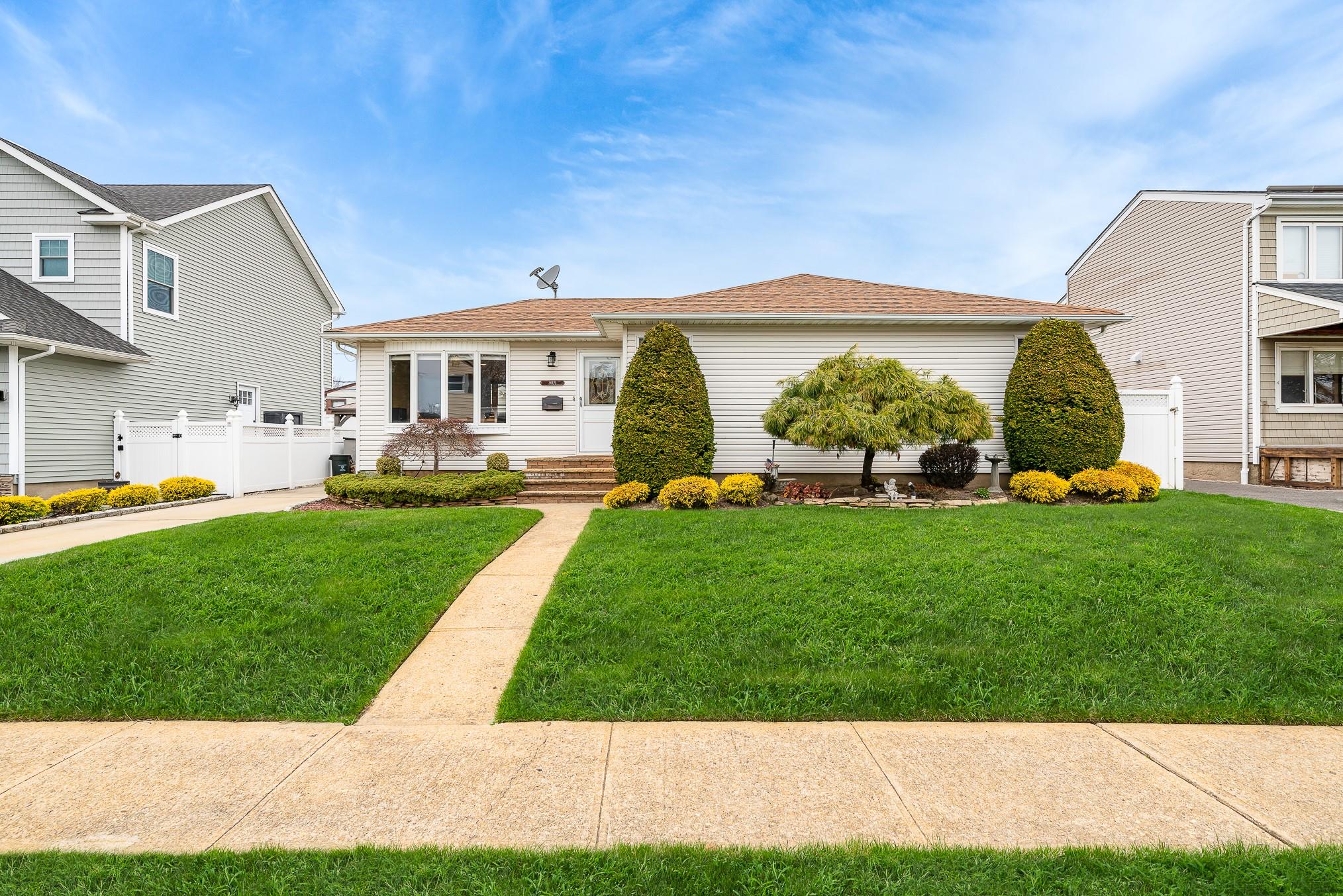 #1 photo, 3609 Woodward Avenue, Seaford , NY 11783