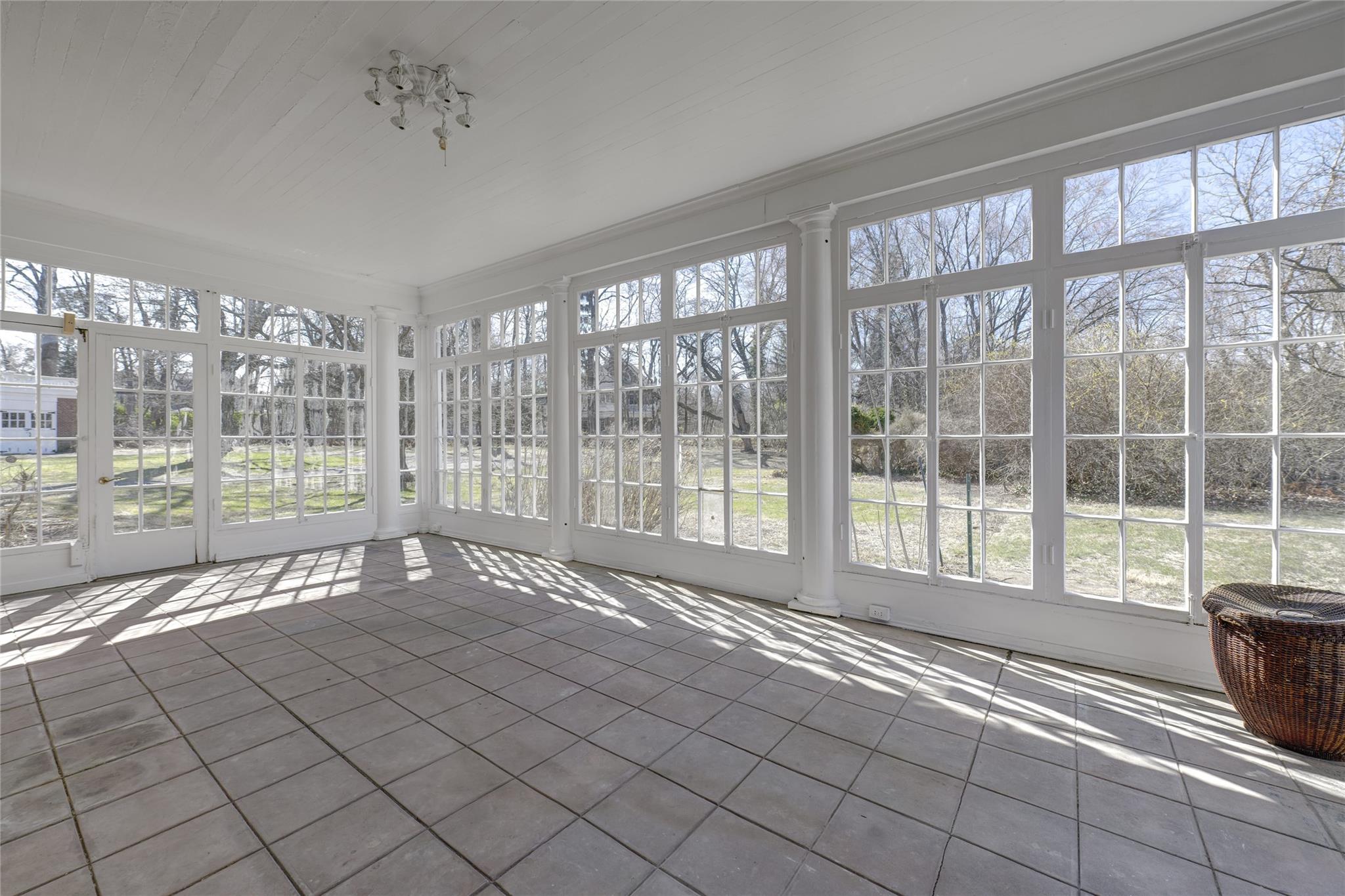 #19 photo, 44 North Drive, Manhasset , NY 11030