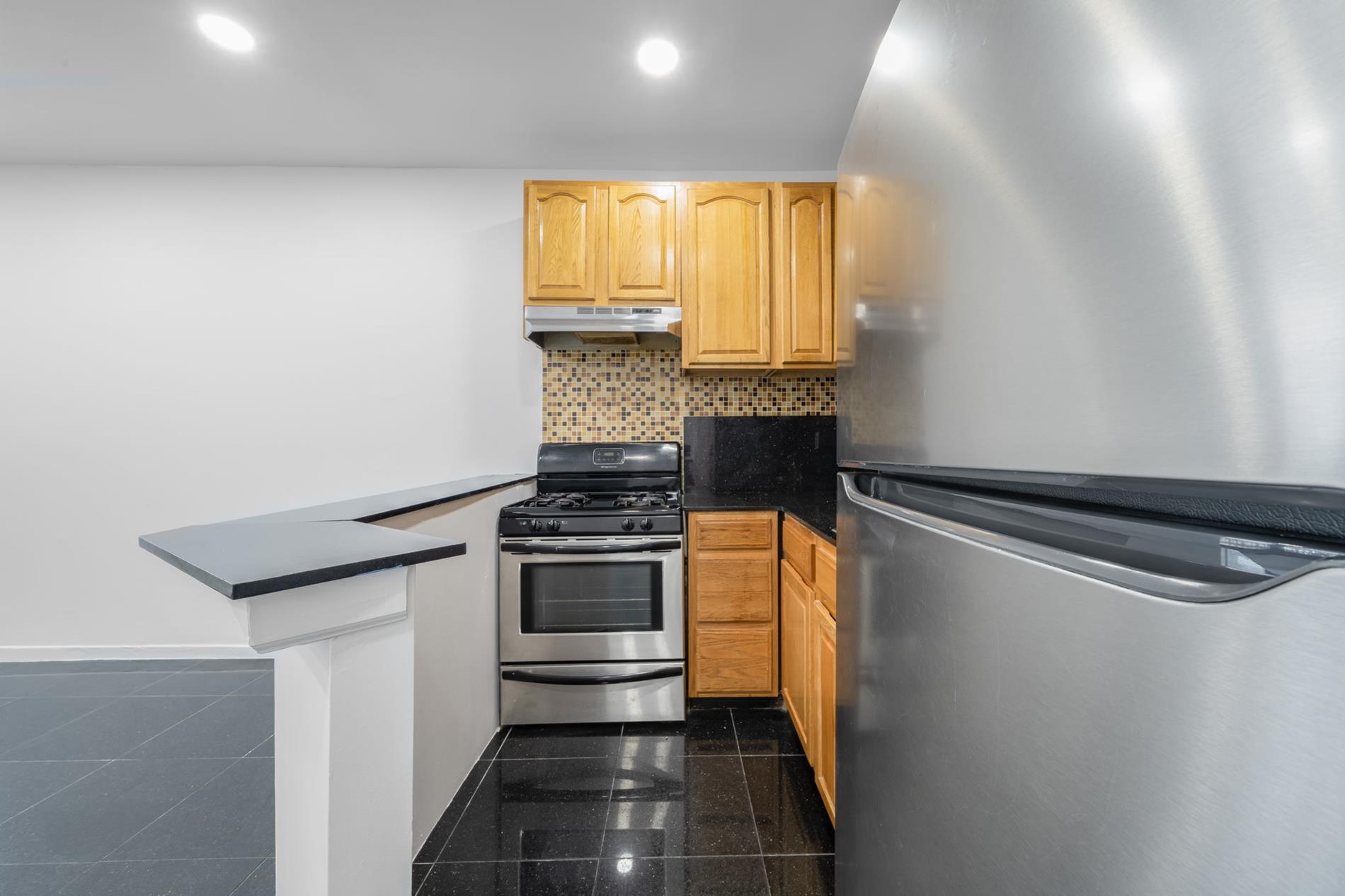 #4 photo, 7002 Ridge Boulevard, ブルックリン区 Bay Ridge , NY 11209