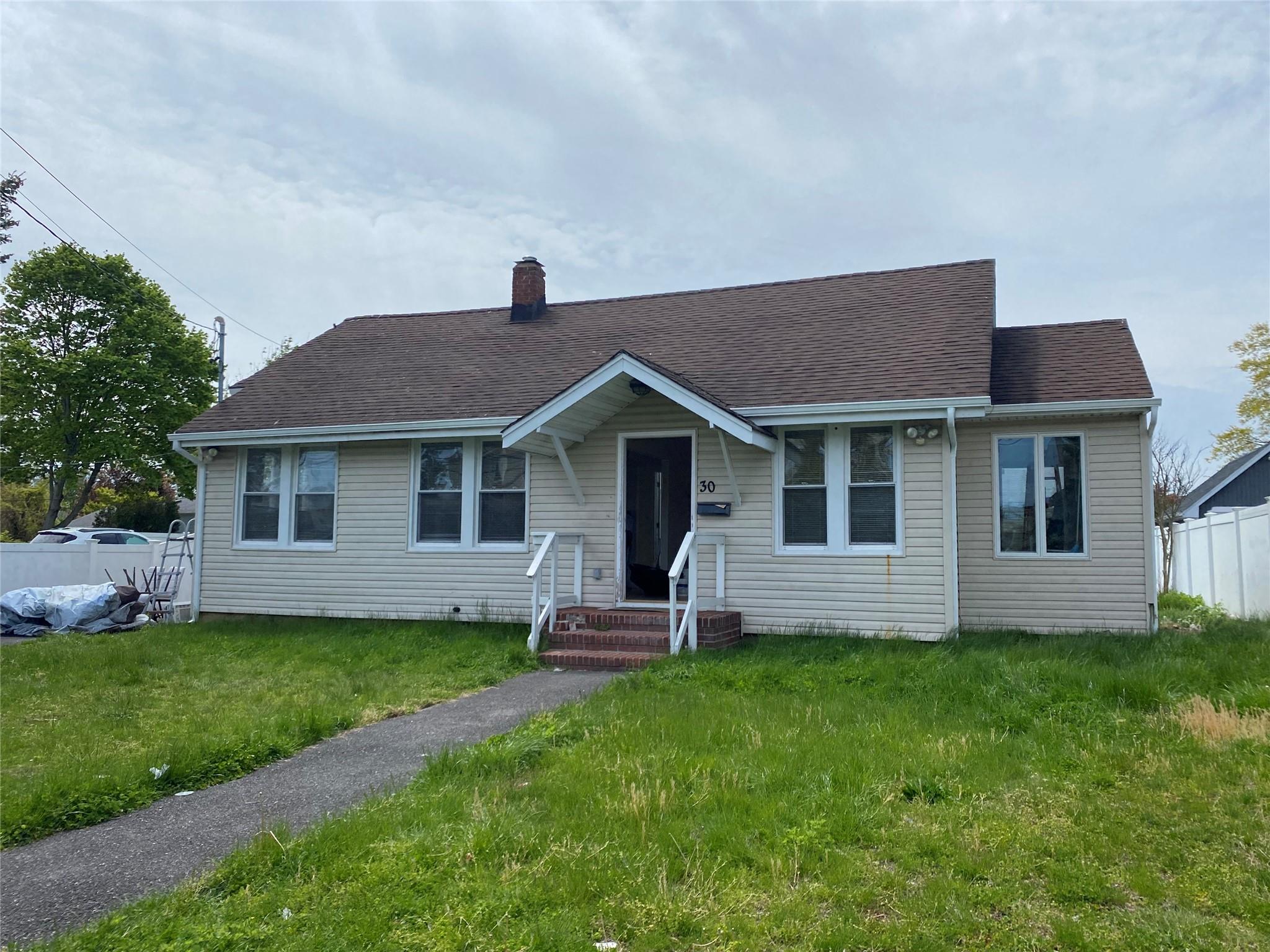 #1 photo, 30 Baylawn, Copiague , NY 11726