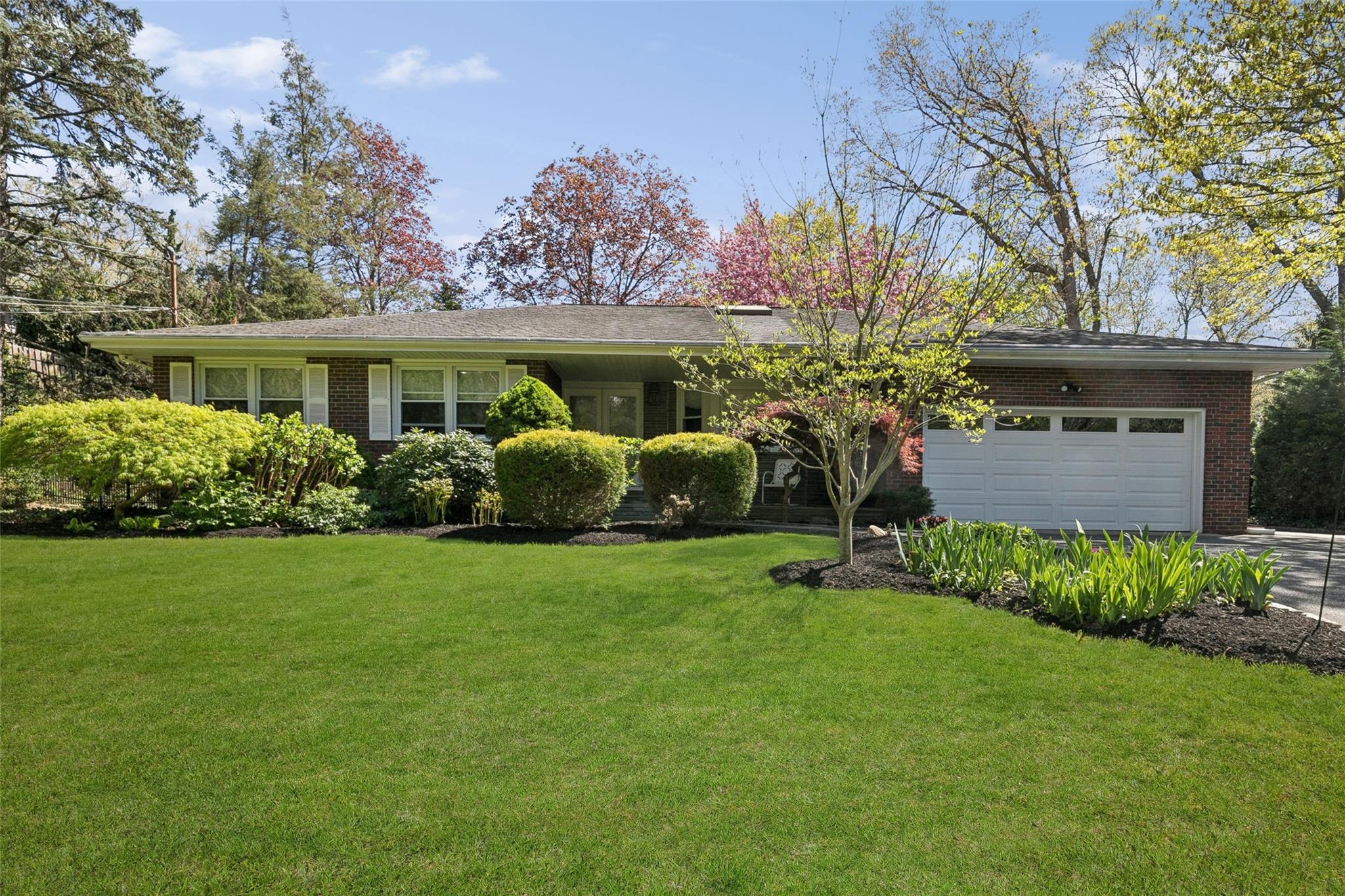 #1 photo, 70 Woodchuck Hollow Road, سوفولك Cold Spring Harbor , NY 11724