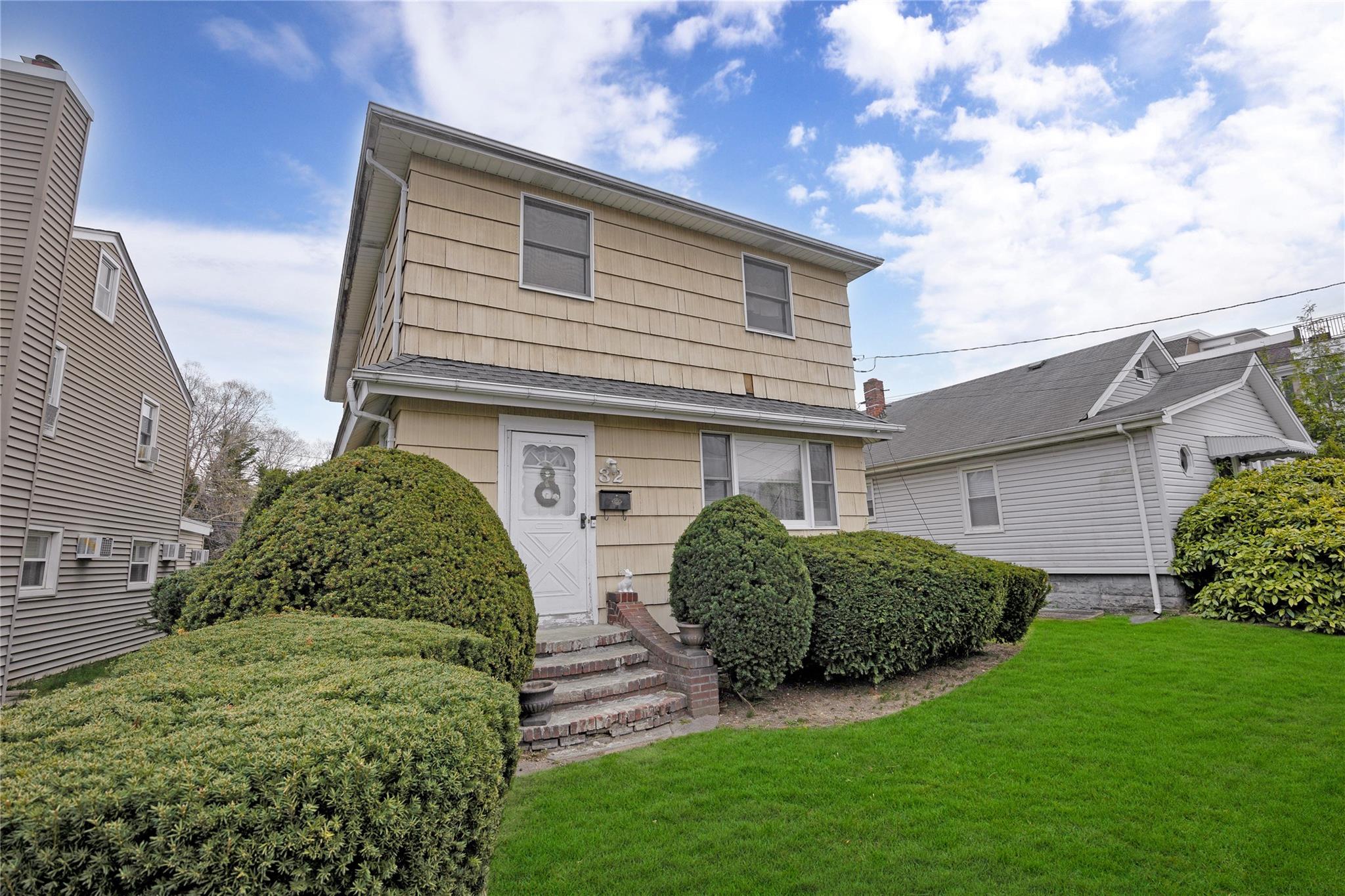 #1 photo, 32 Elizabeth Street, নাসাউ কাউন্টি Farmingdale , NY 11735