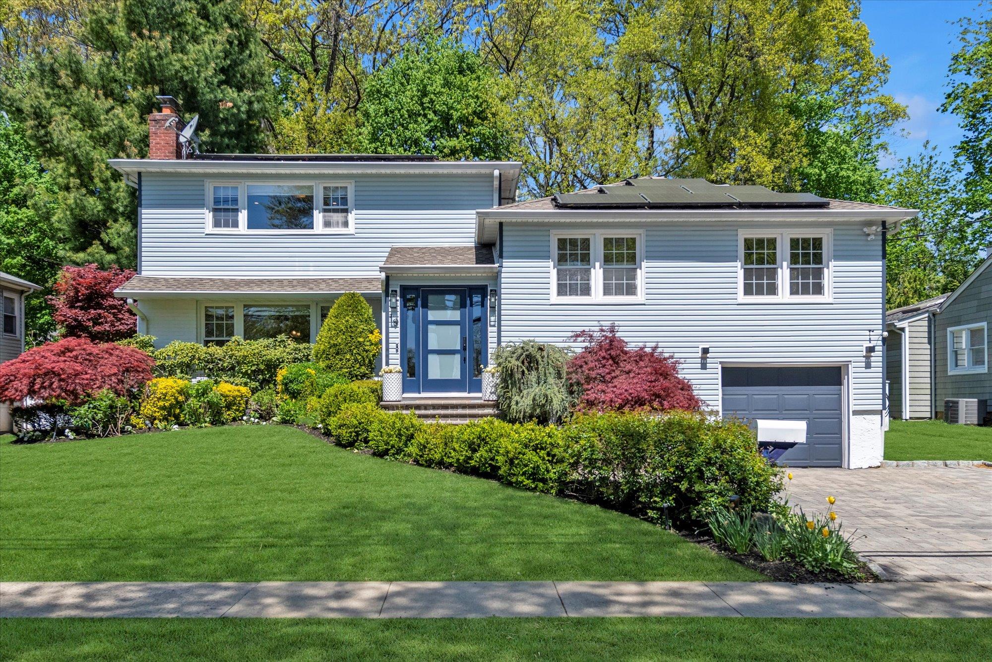 #1 photo, 19 Morewood Oaks, Port Washington , NY 11050