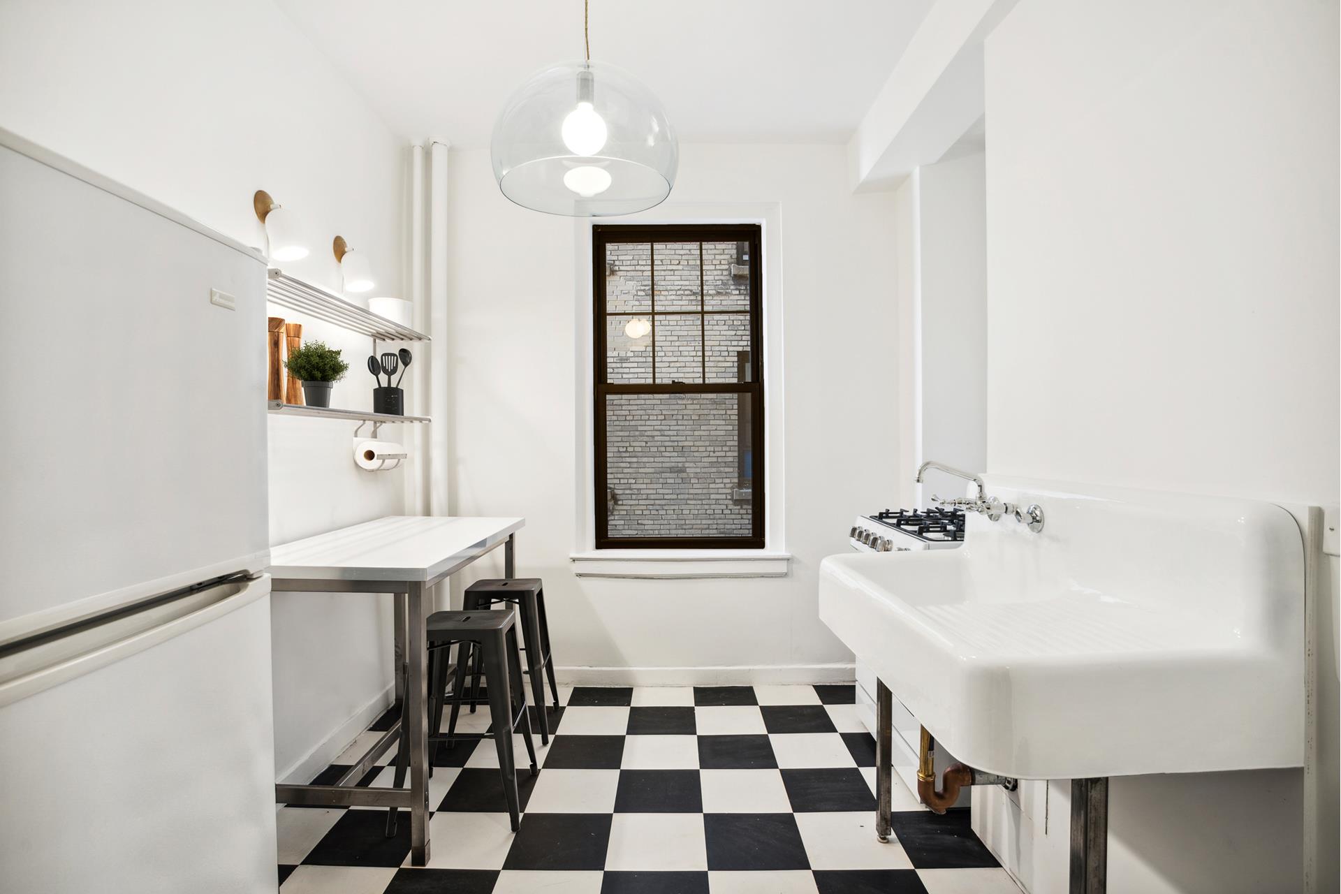 #8 photo, 141 E 3RD Street, マンハッタン East Village , NY 10009