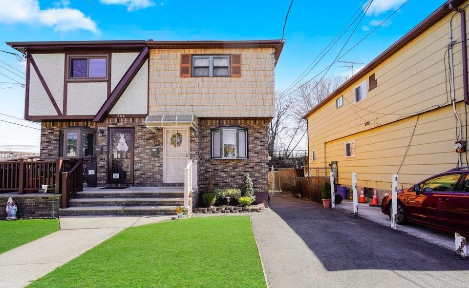 #1 photo, 688 N Railroad Avenue, Staten Island , NY 10304