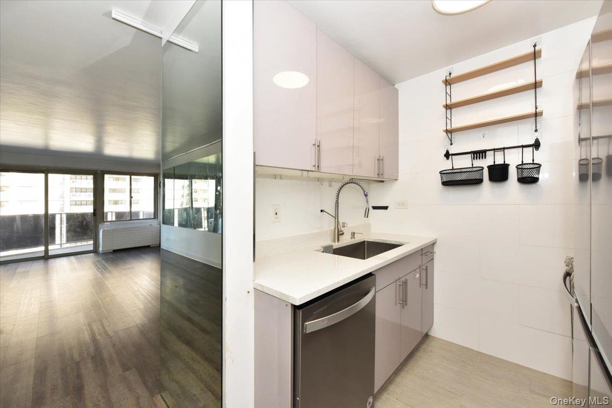 #15 photo, 18-15 215th Street, クイーンズ区 Bayside , NY 11360