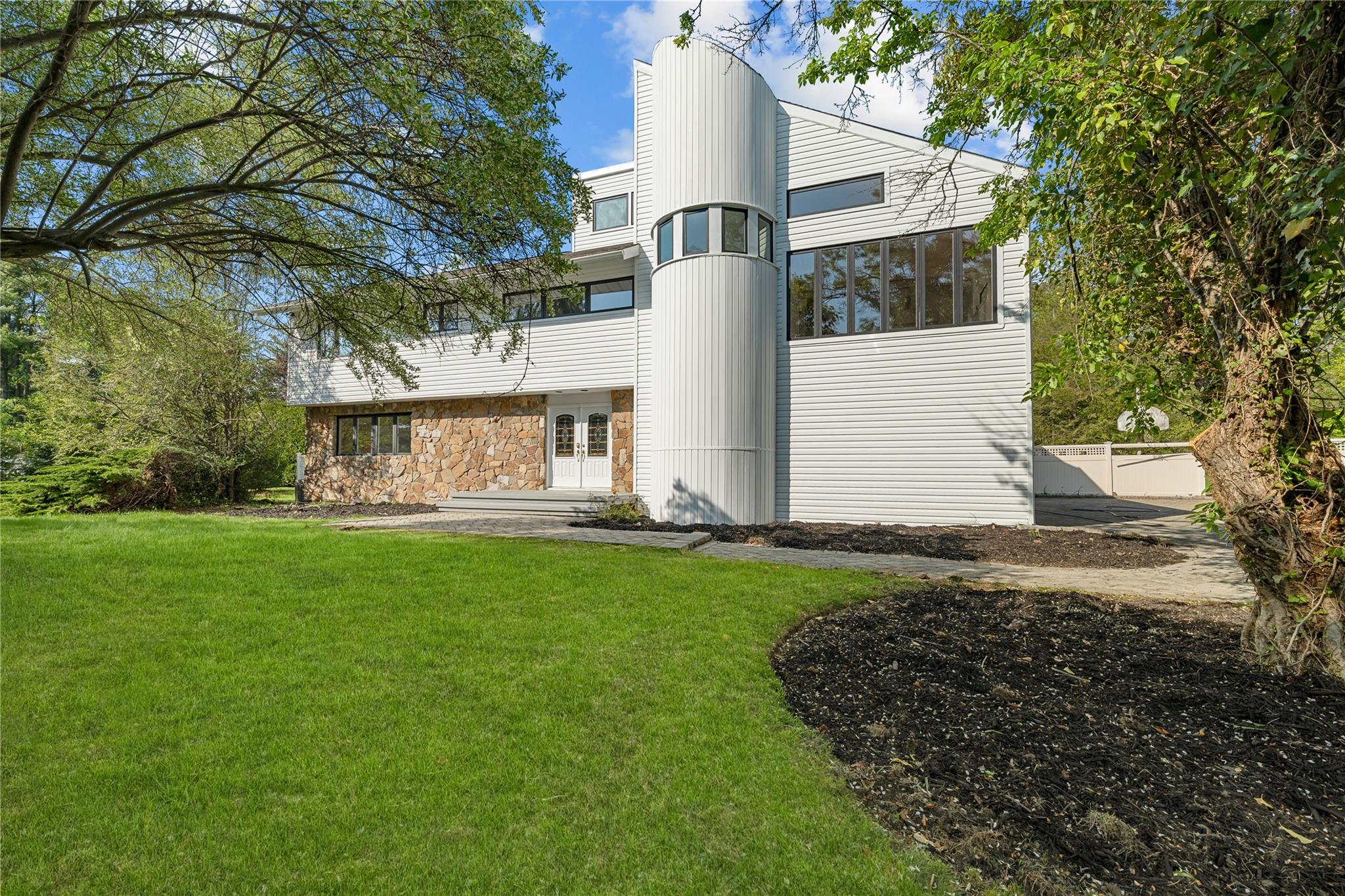 #1 photo, 6 Blue Sky Court, Huntington , NY 11743