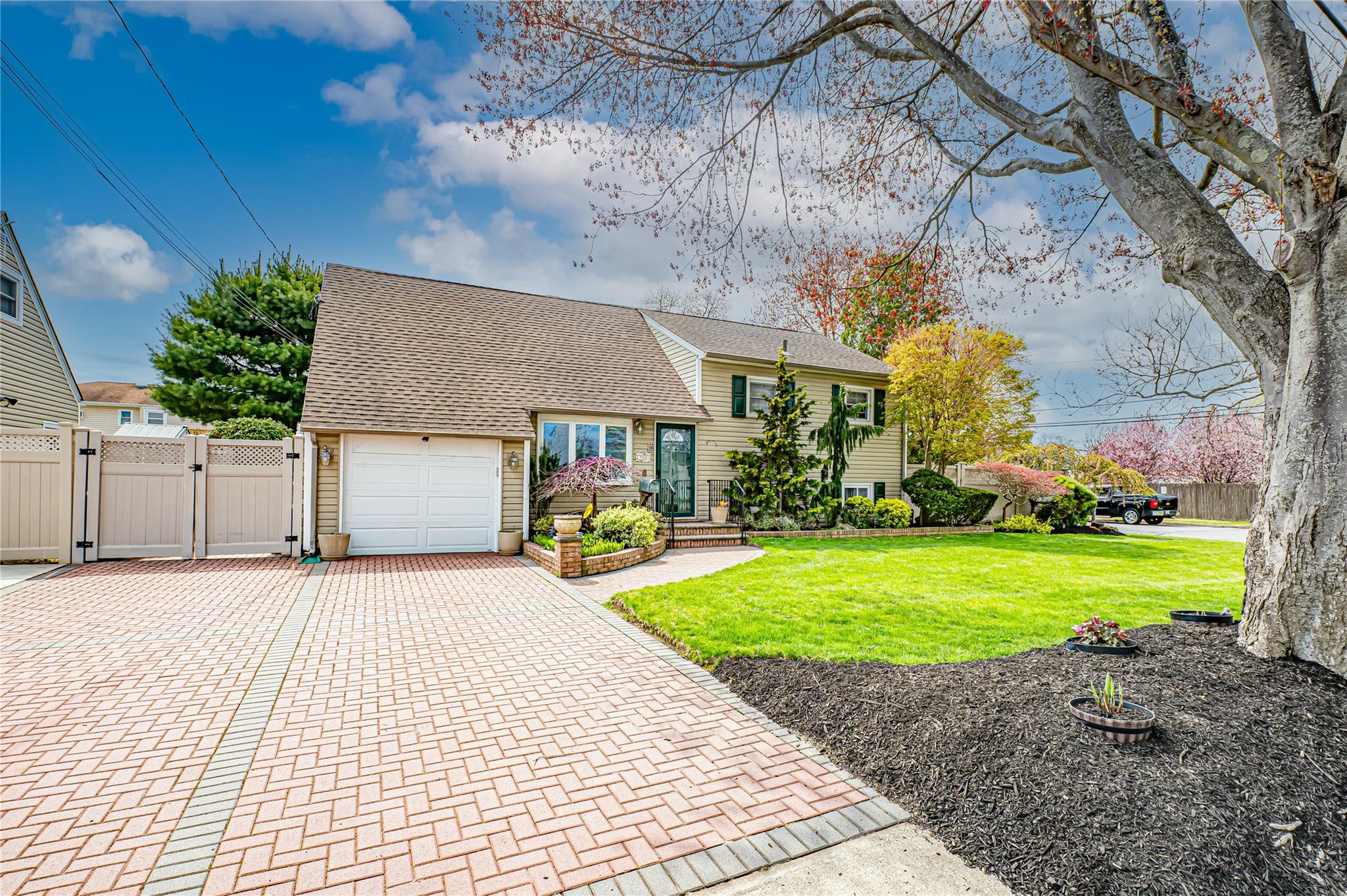 #1 photo, 958 N Queens Avenue, Lindenhurst , NY 11757