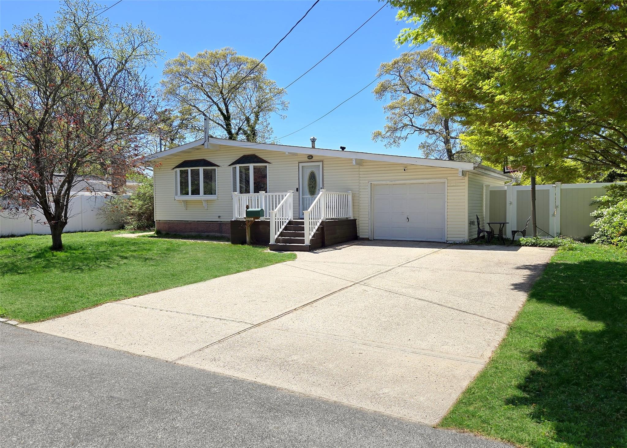 #1 photo, 86 Samuel Street, サフォーク郡 Lake Ronkonkoma , NY 11779