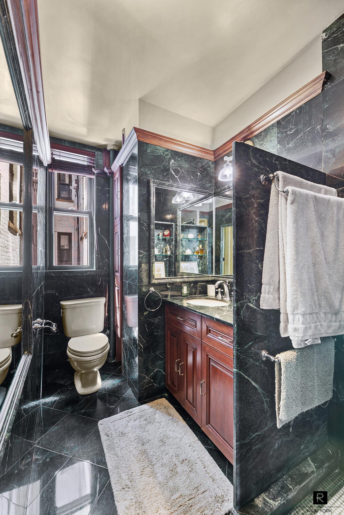 #13 photo, 212 E 48th Street, マンハッタン Turtle Bay , NY 10017