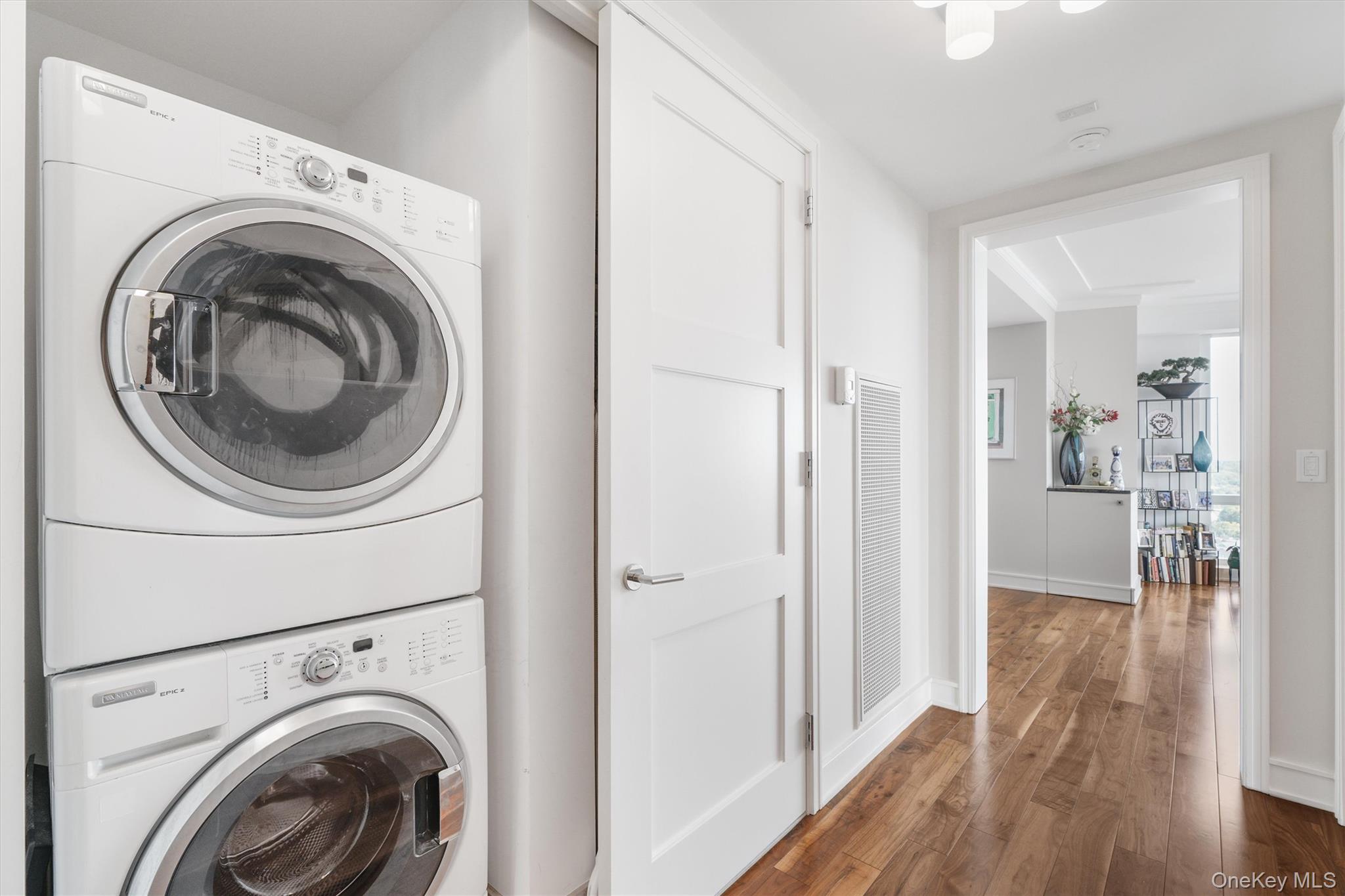 #4 photo, 5 Renaissance Square, White Plains , NY 10601