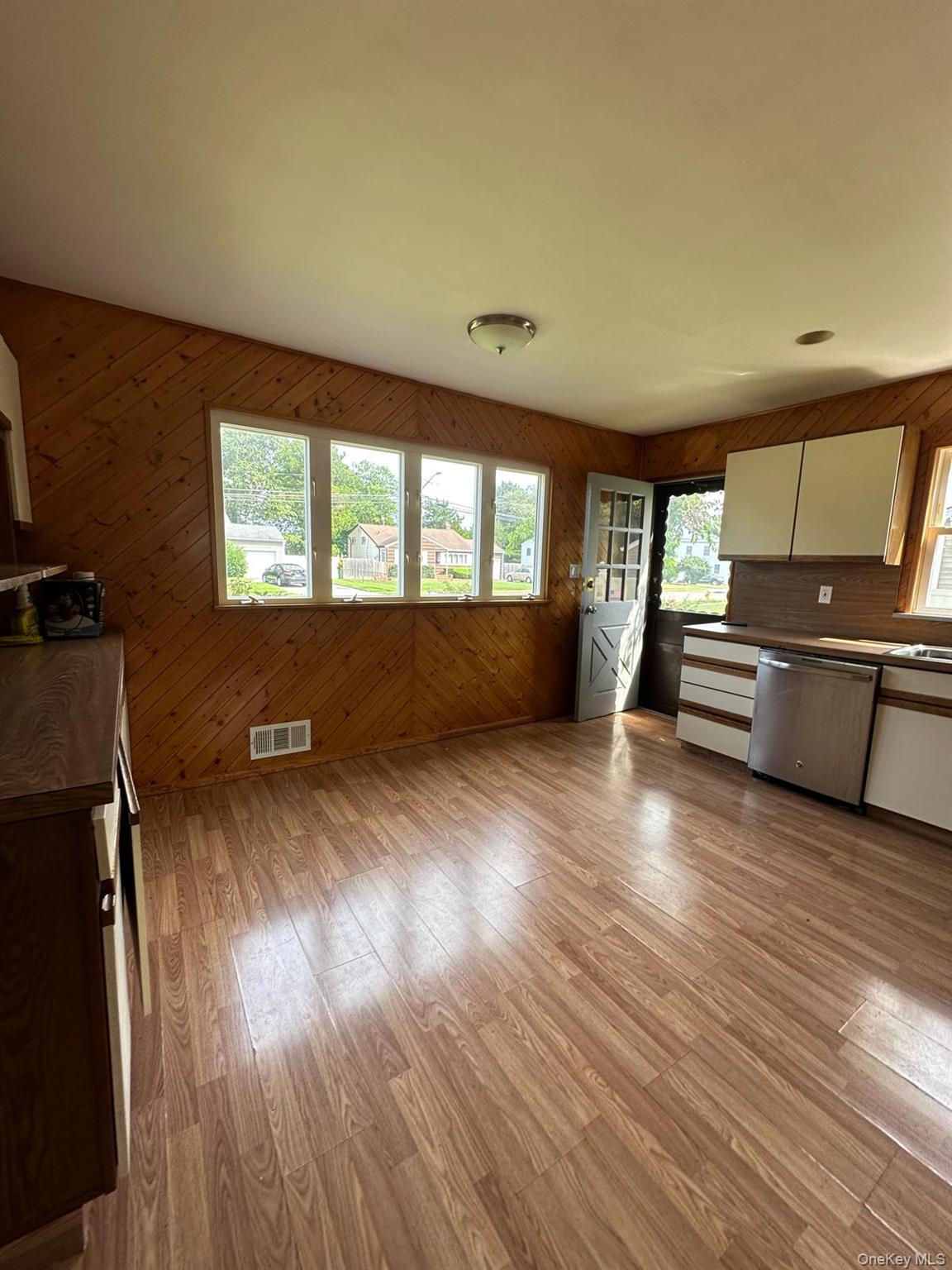 #2 photo, 28 Glenda Drive, サフォーク郡 Deer Park , NY 11729