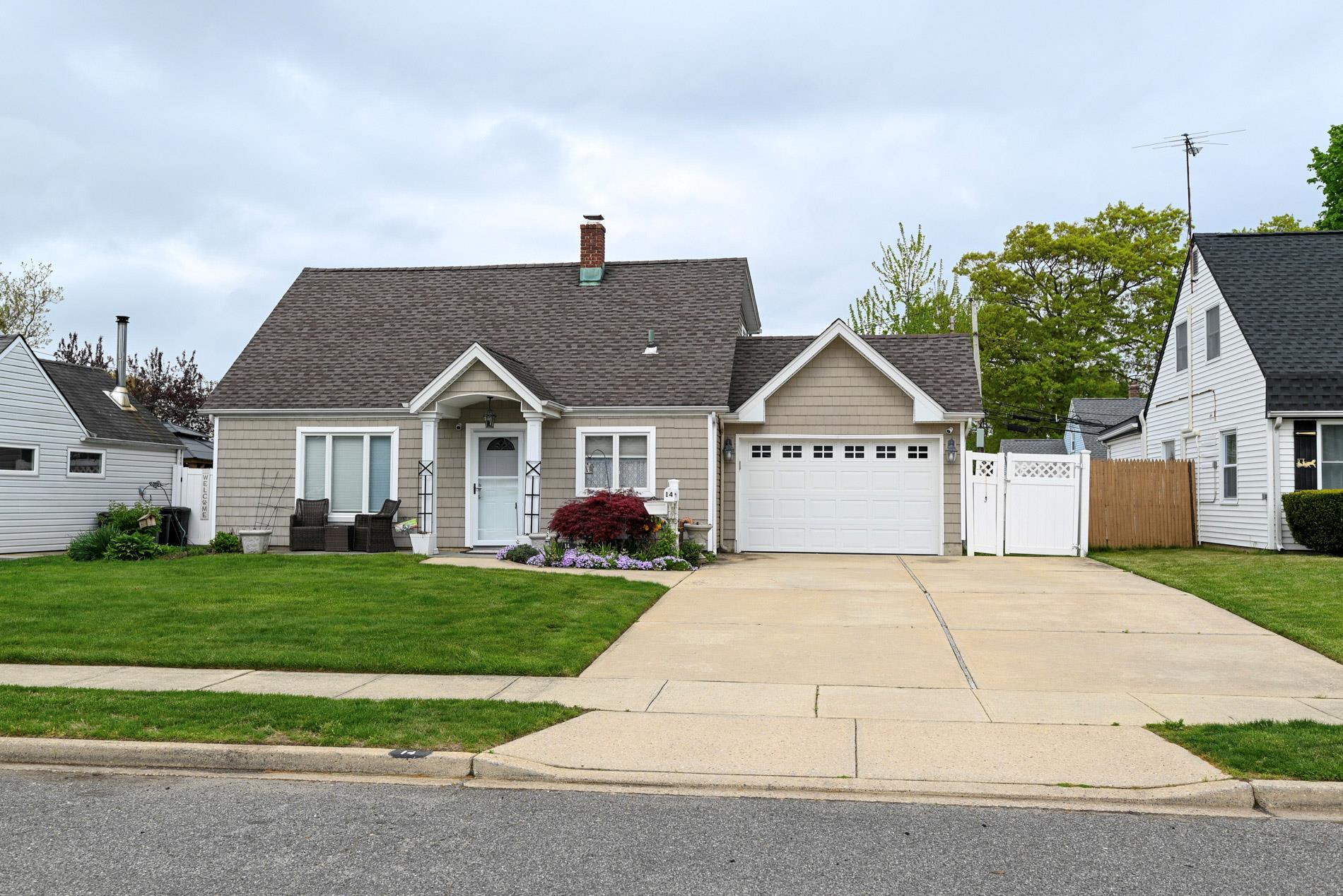 #1 photo, 14 Daisy Lane, Levittown , NY 11756