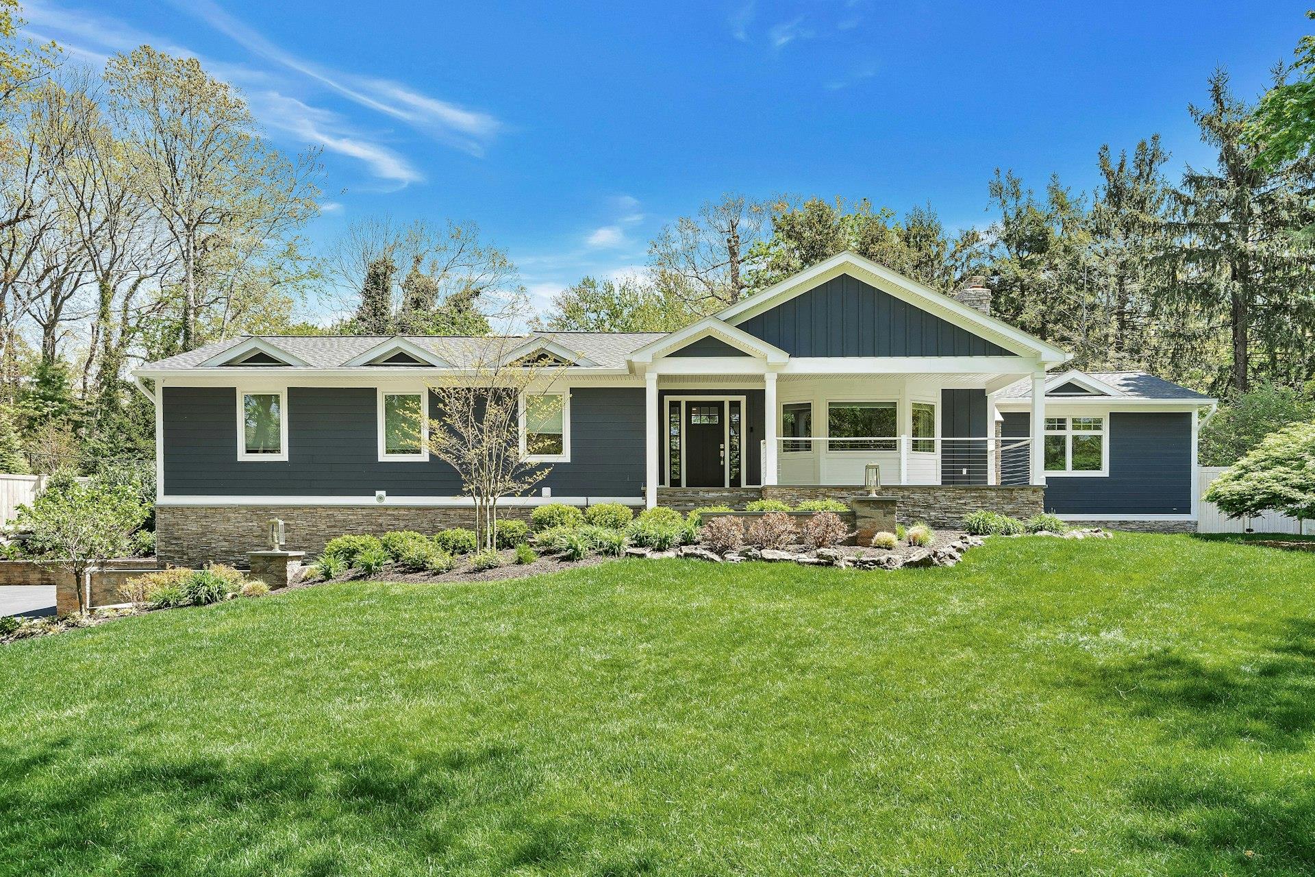 #1 photo, 118 Village Hill Drive, سوفولك Dix Hills , NY 11746