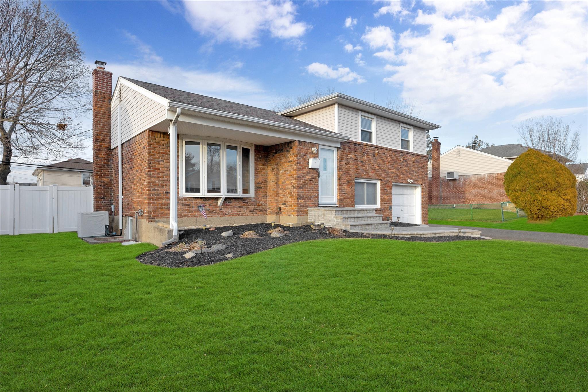 #1 photo, 31 Grant Street, Farmingdale , NY 11735