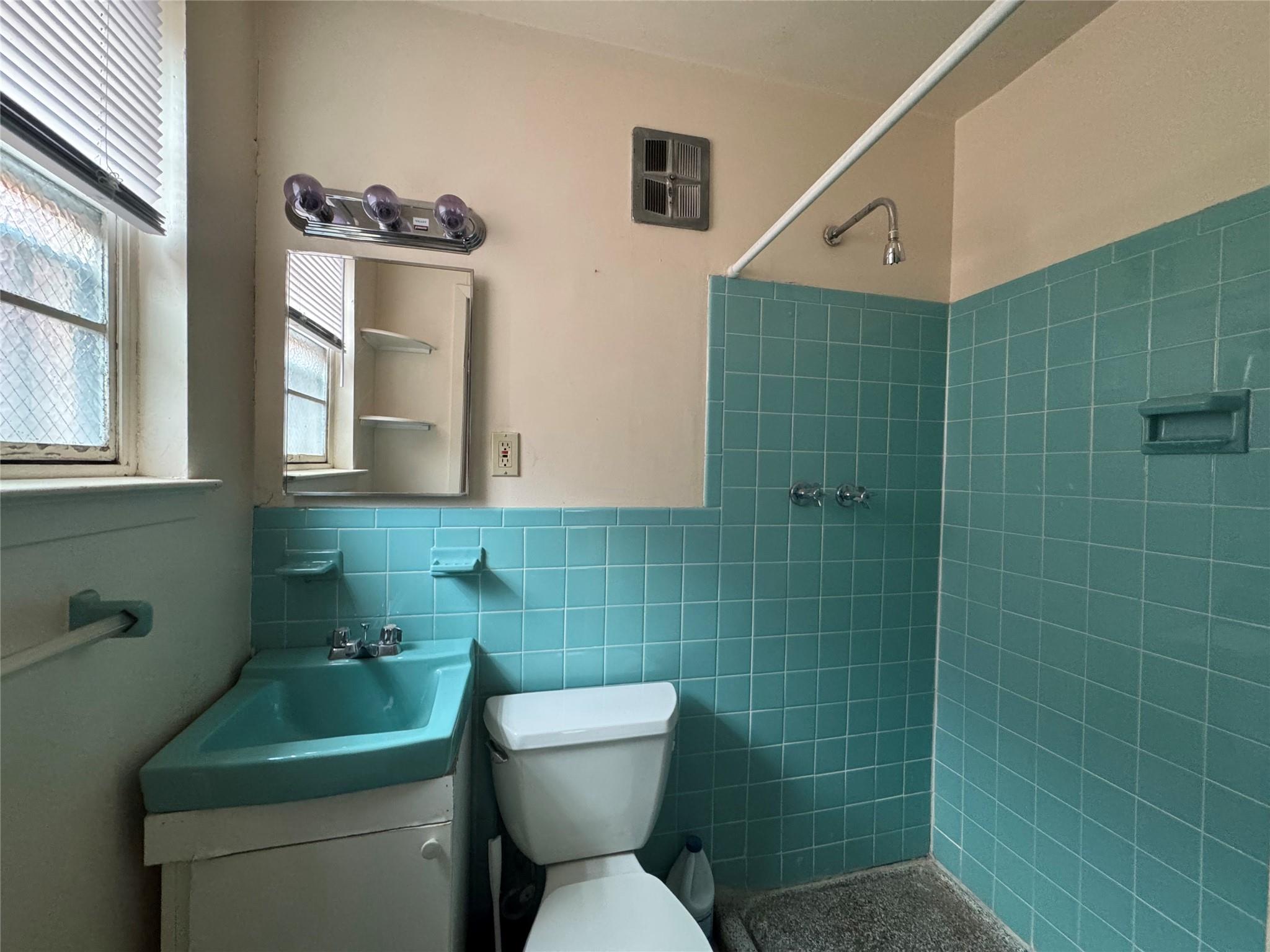 #10 photo, 87-66 52 Avenue, Elmhurst , NY 11373